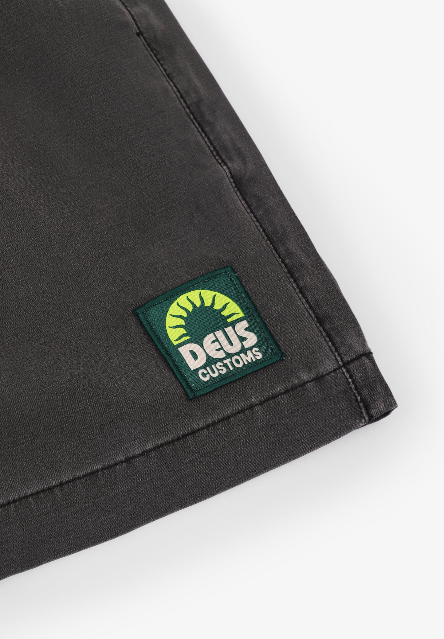 DEUS EX MACHINA | SANDBAR GD SHORT