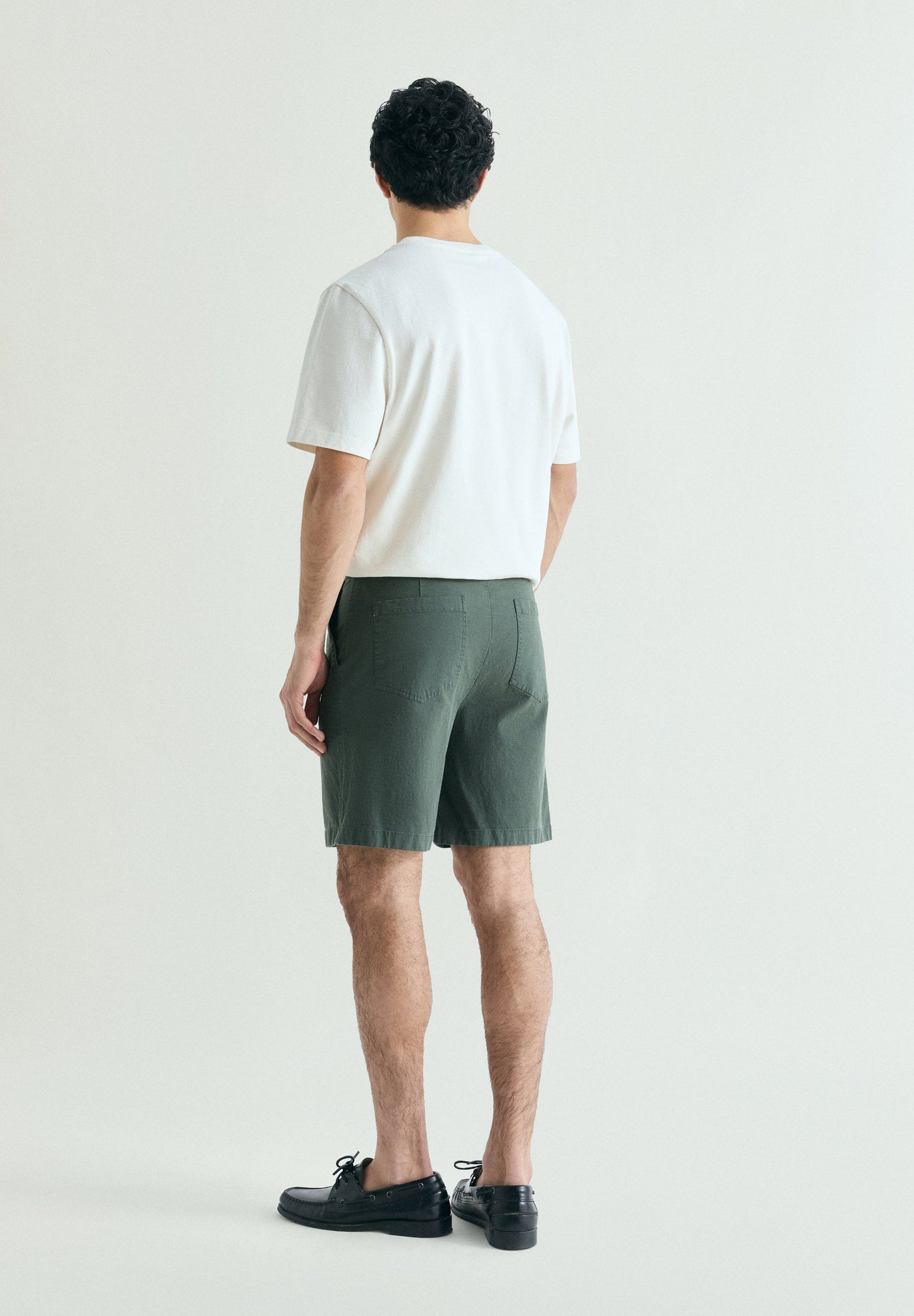 BERMUDAS COM DETALHE DE BOLSOS