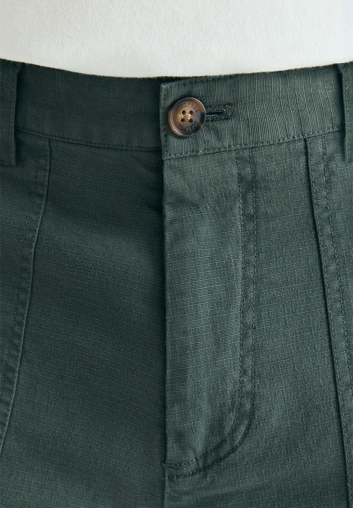 BERMUDAS COM DETALHE DE BOLSOS