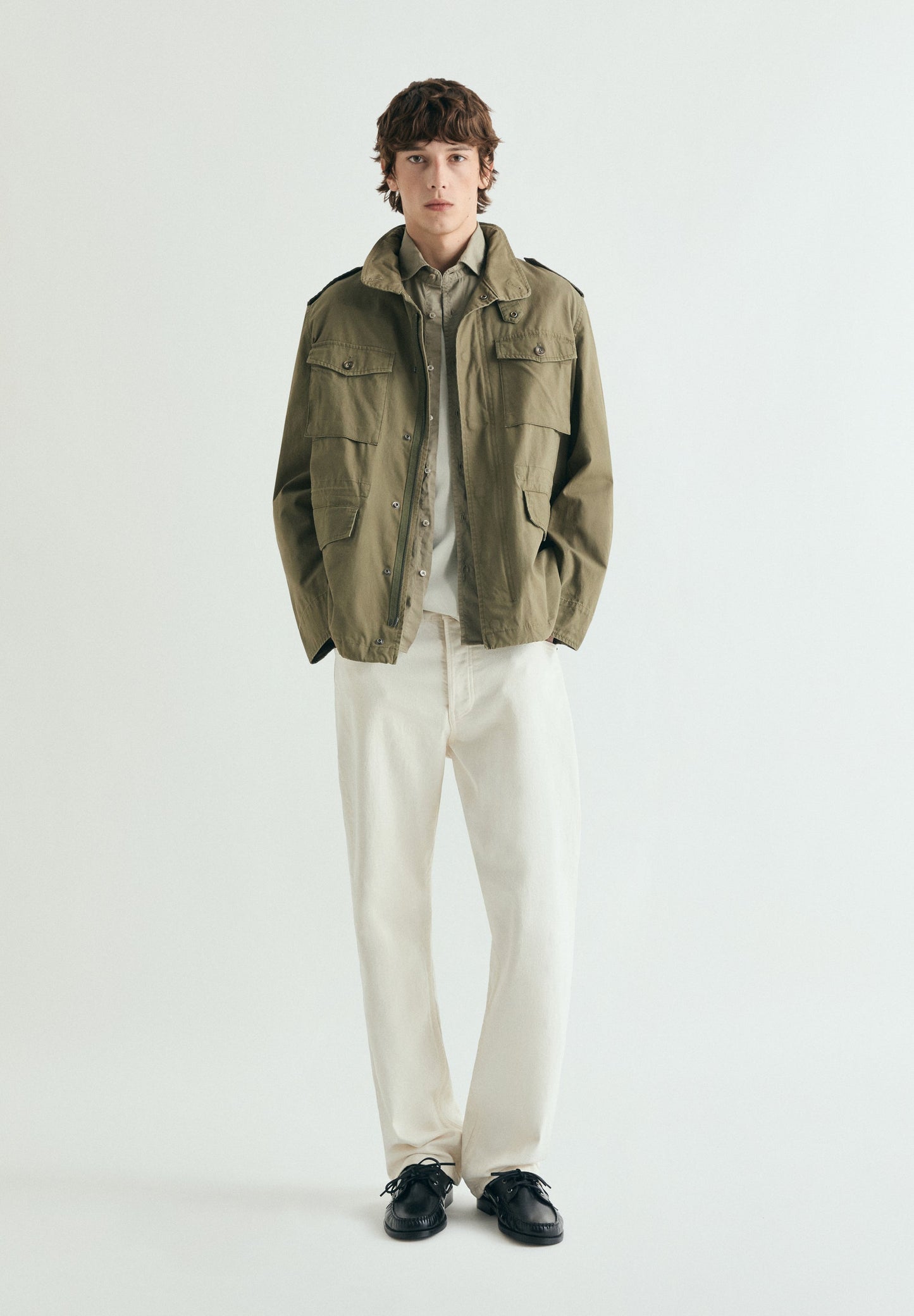 CARDIGAN MILITAR COM CAPUZ OCULTO