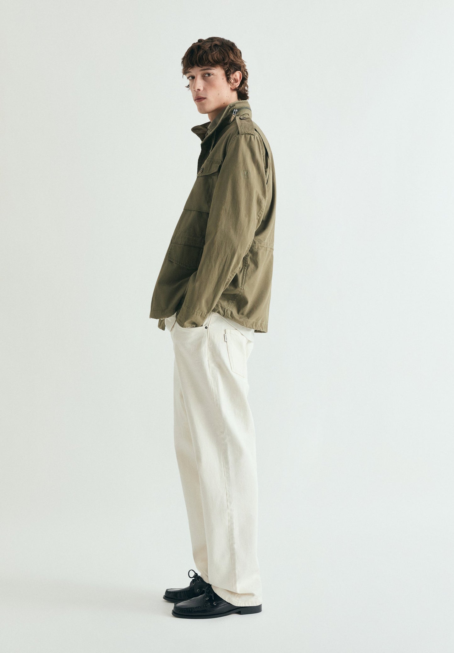 CARDIGAN MILITAR COM CAPUZ OCULTO