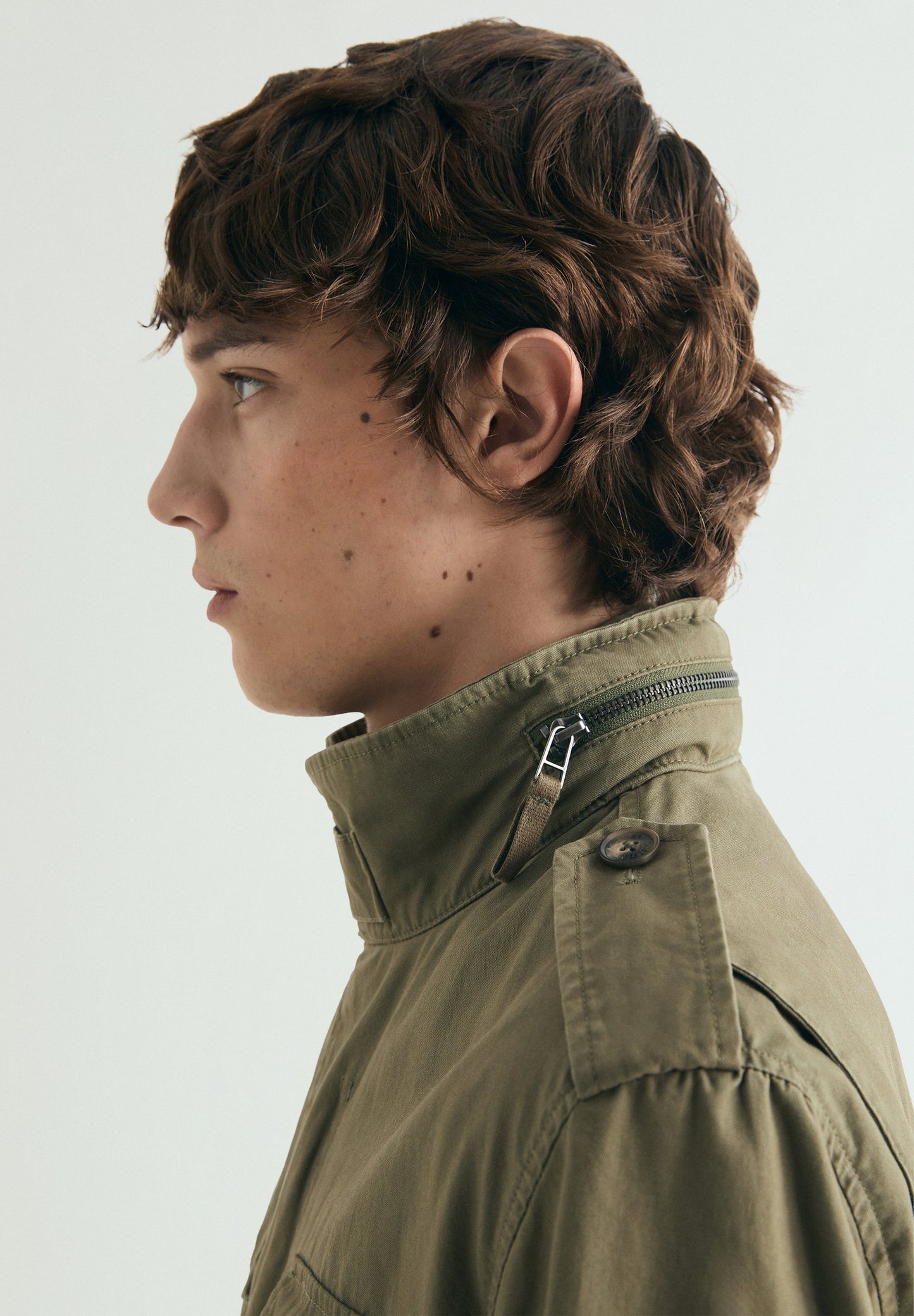 CARDIGAN MILITAR COM CAPUZ OCULTO