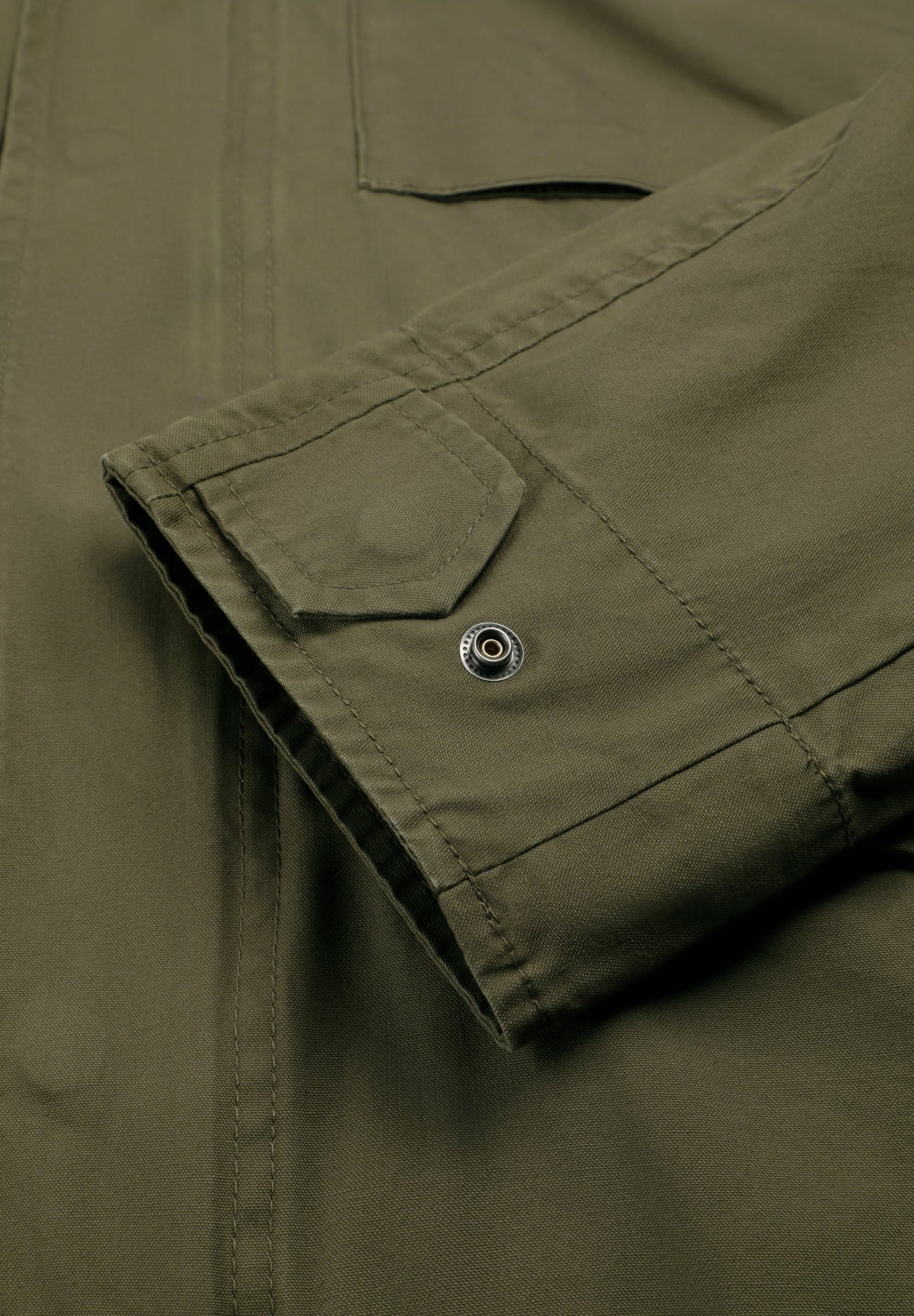 CARDIGAN MILITAR COM CAPUZ OCULTO