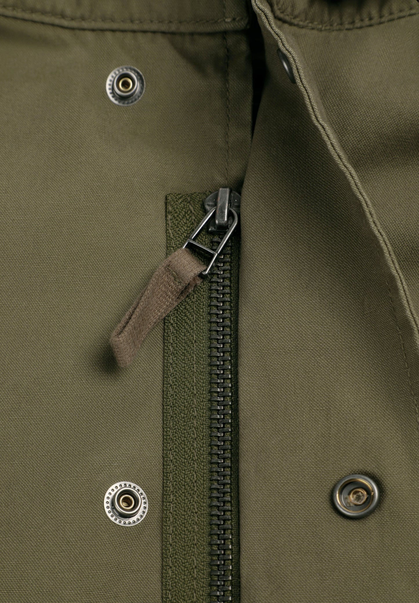 CARDIGAN MILITAR COM CAPUZ OCULTO