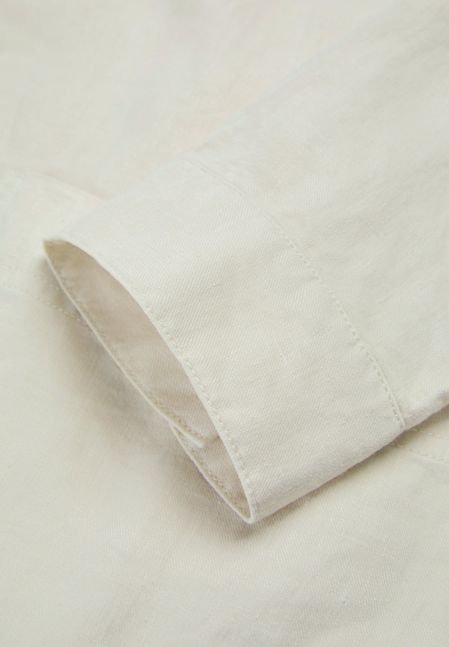 CAMISA COMPRIDA EM LINHO COM BOLSOS