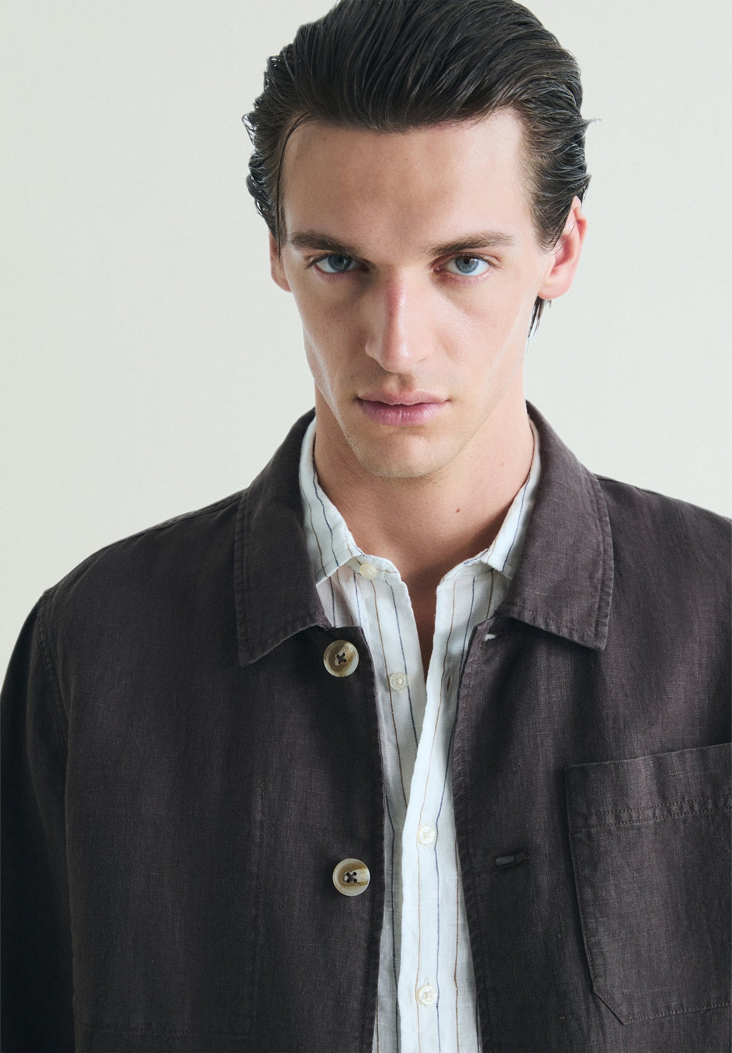 CAMISA COMPRIDA EM LINHO COM BOLSOS