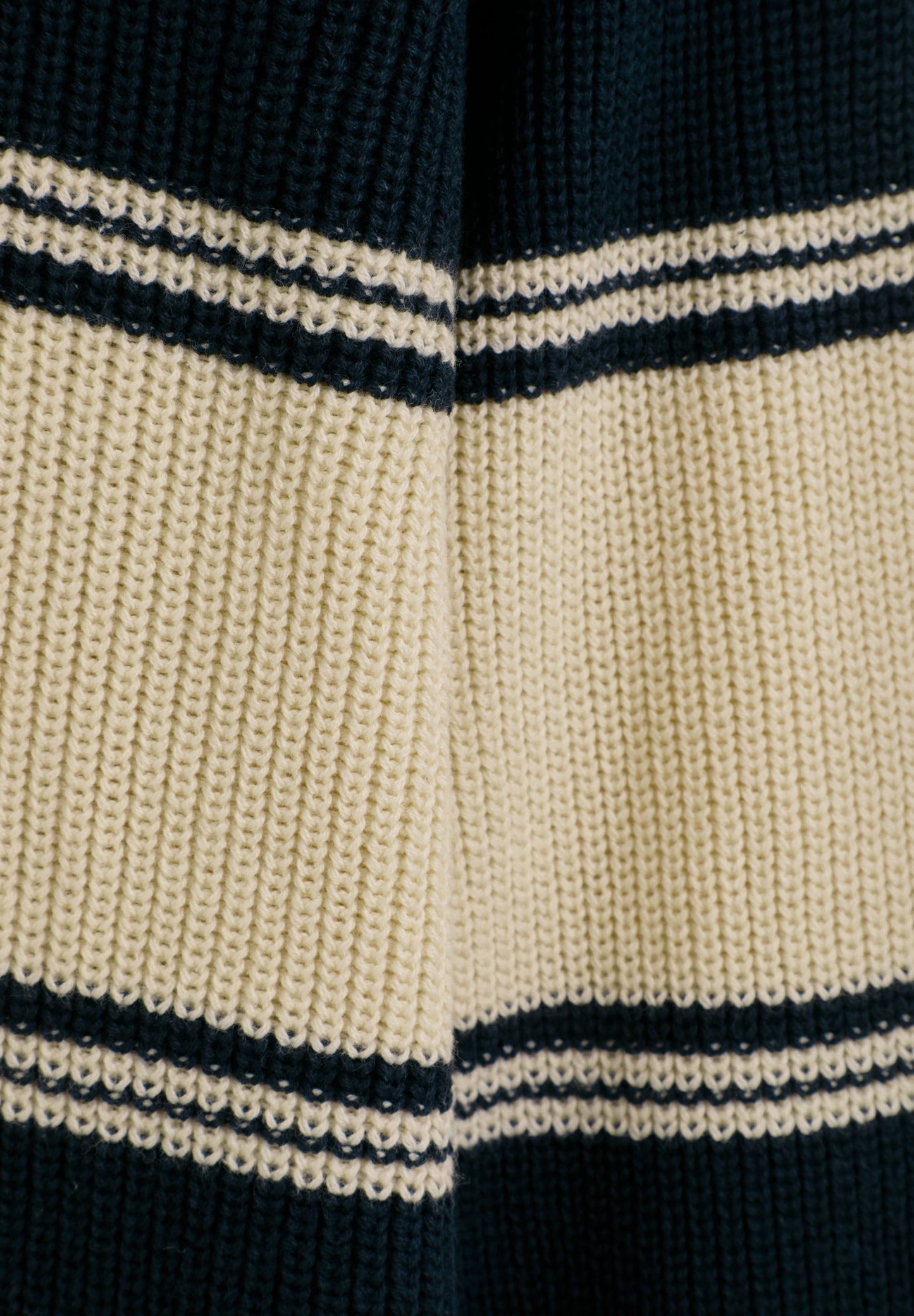 CAMISOLA DE MALHA E GOLA ALTA