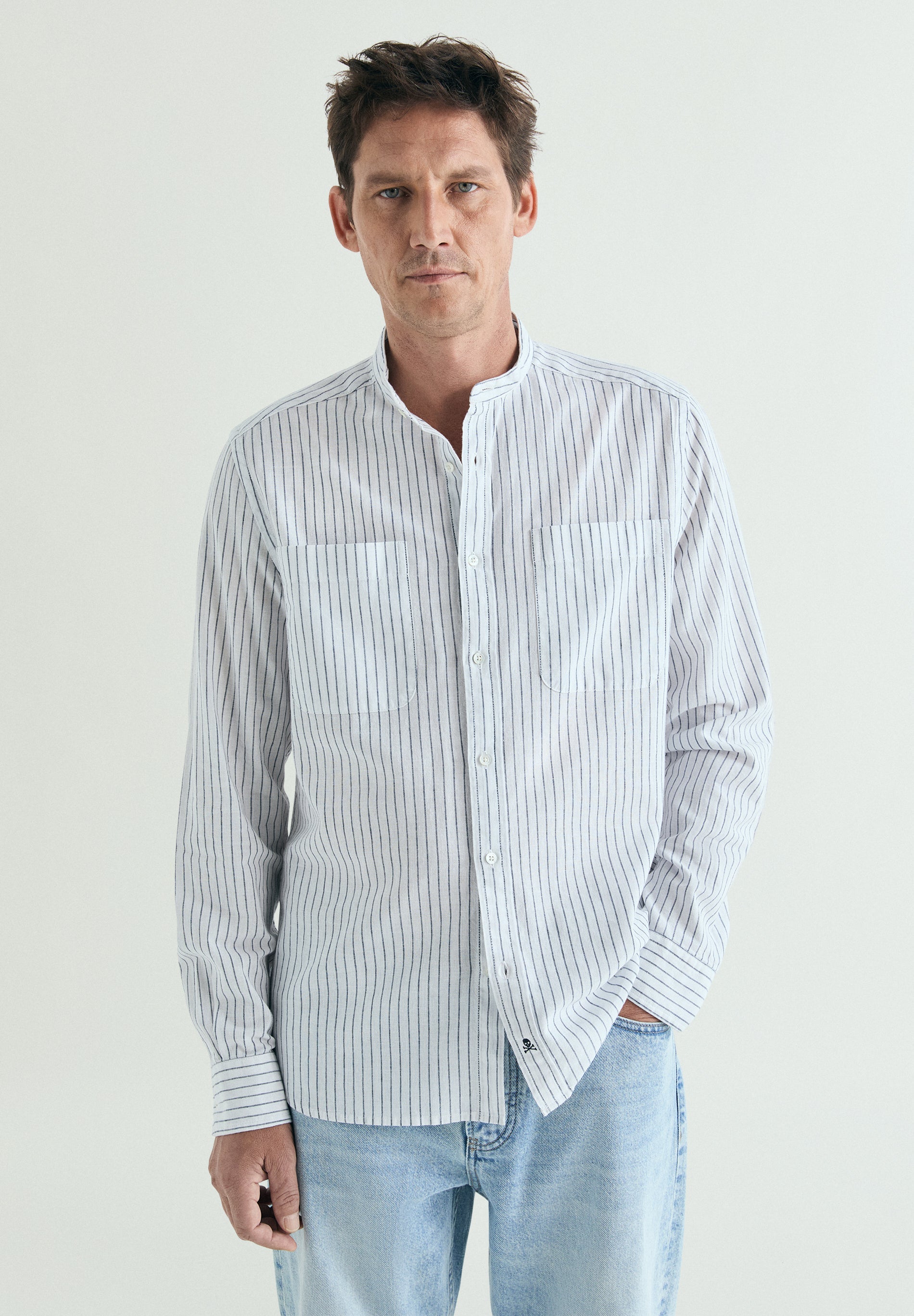 CAMISA COM BOLSOS E GOLA MAO