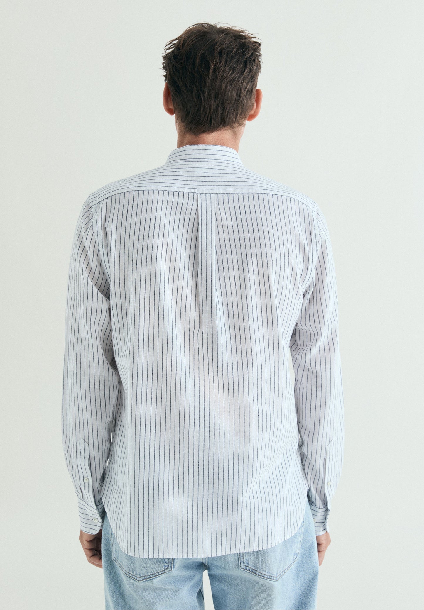 CAMISA COM BOLSOS E GOLA MAO