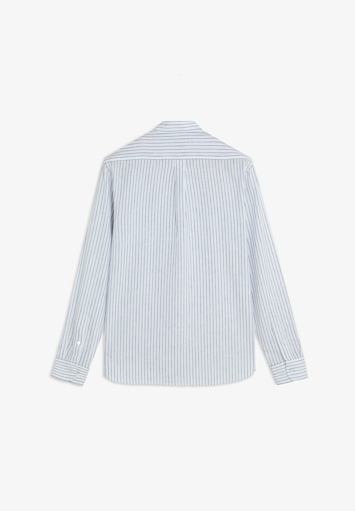 CAMISA COM BOLSOS E GOLA MAO