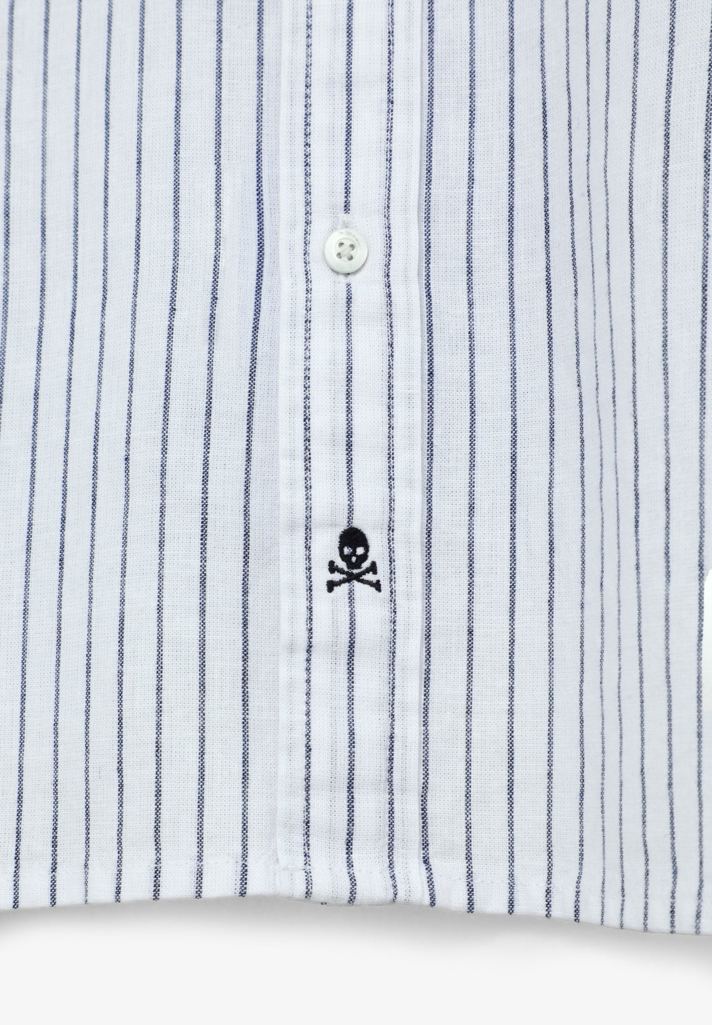 CAMISA COM BOLSOS E GOLA MAO