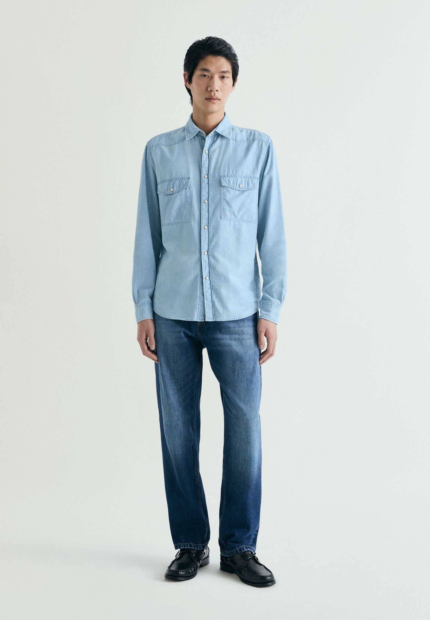 CAMISA JEANS COM BOLSOS