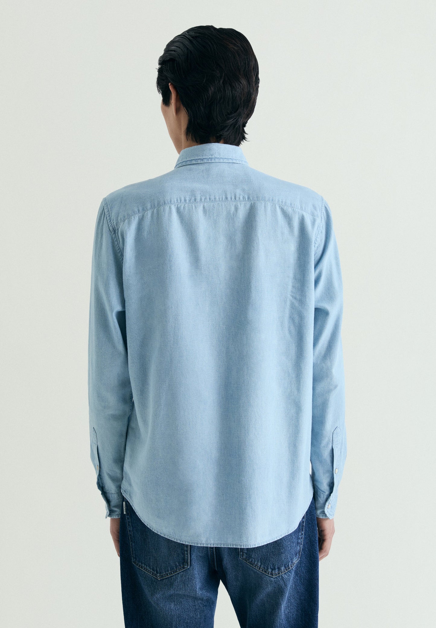 CAMISA JEANS COM BOLSOS