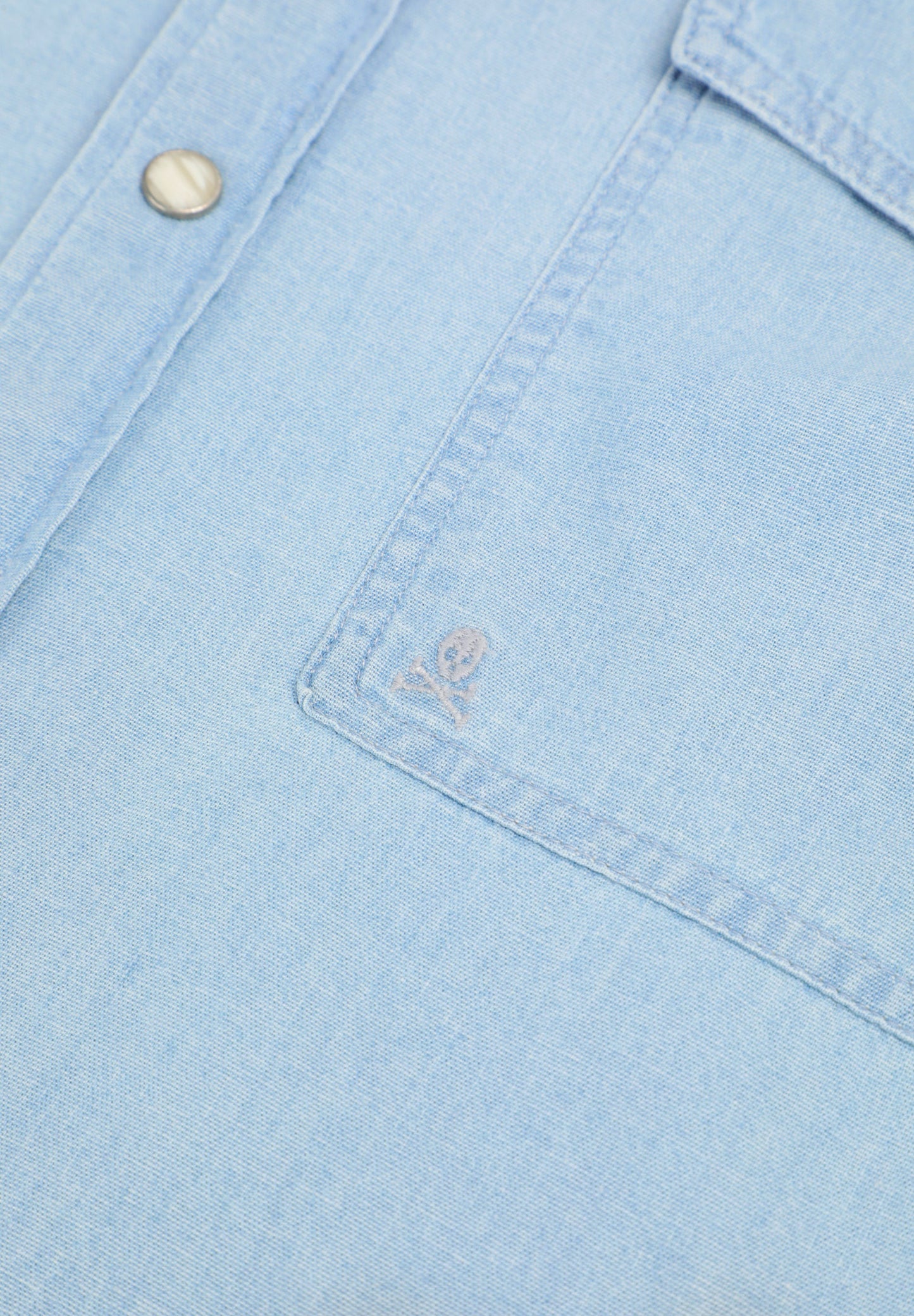 CAMISA JEANS COM BOLSOS
