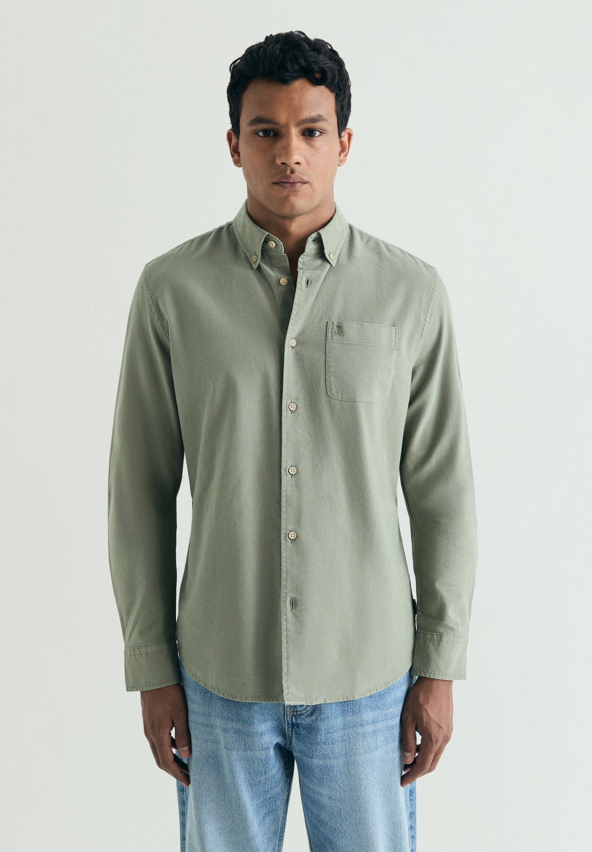 CAMISA OXFORD COM BORDADO NO TOM