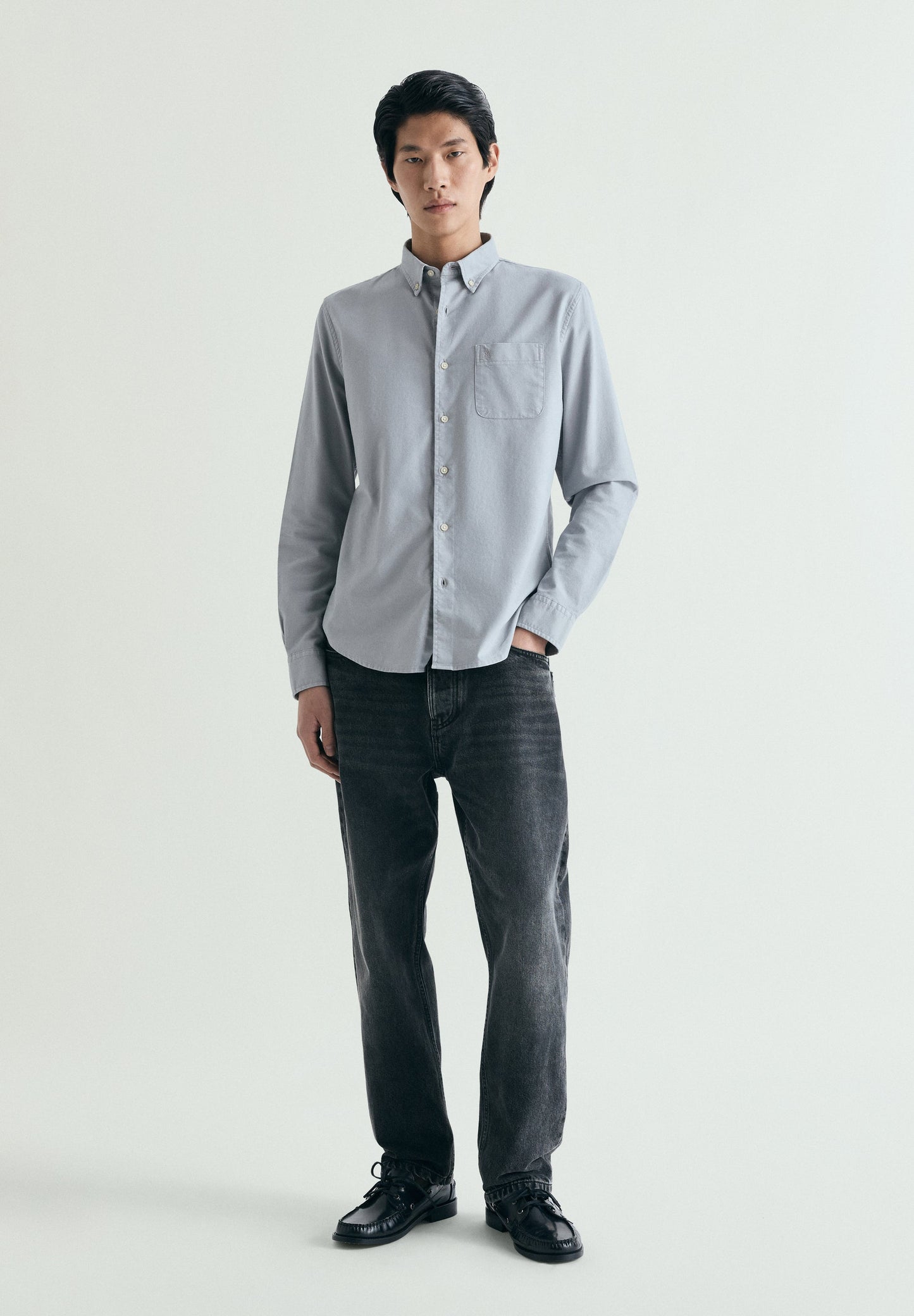 CAMISA OXFORD COM BORDADO NO TOM