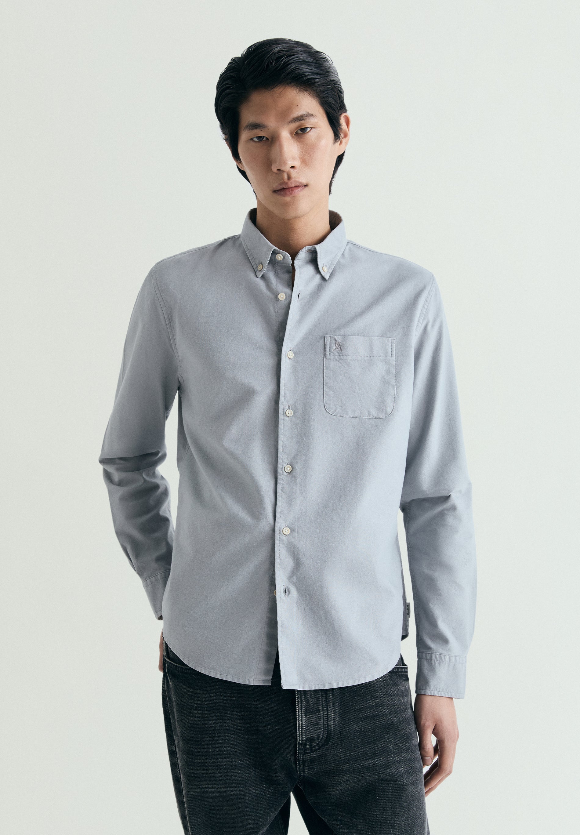 CAMISA OXFORD COM BORDADO NO TOM