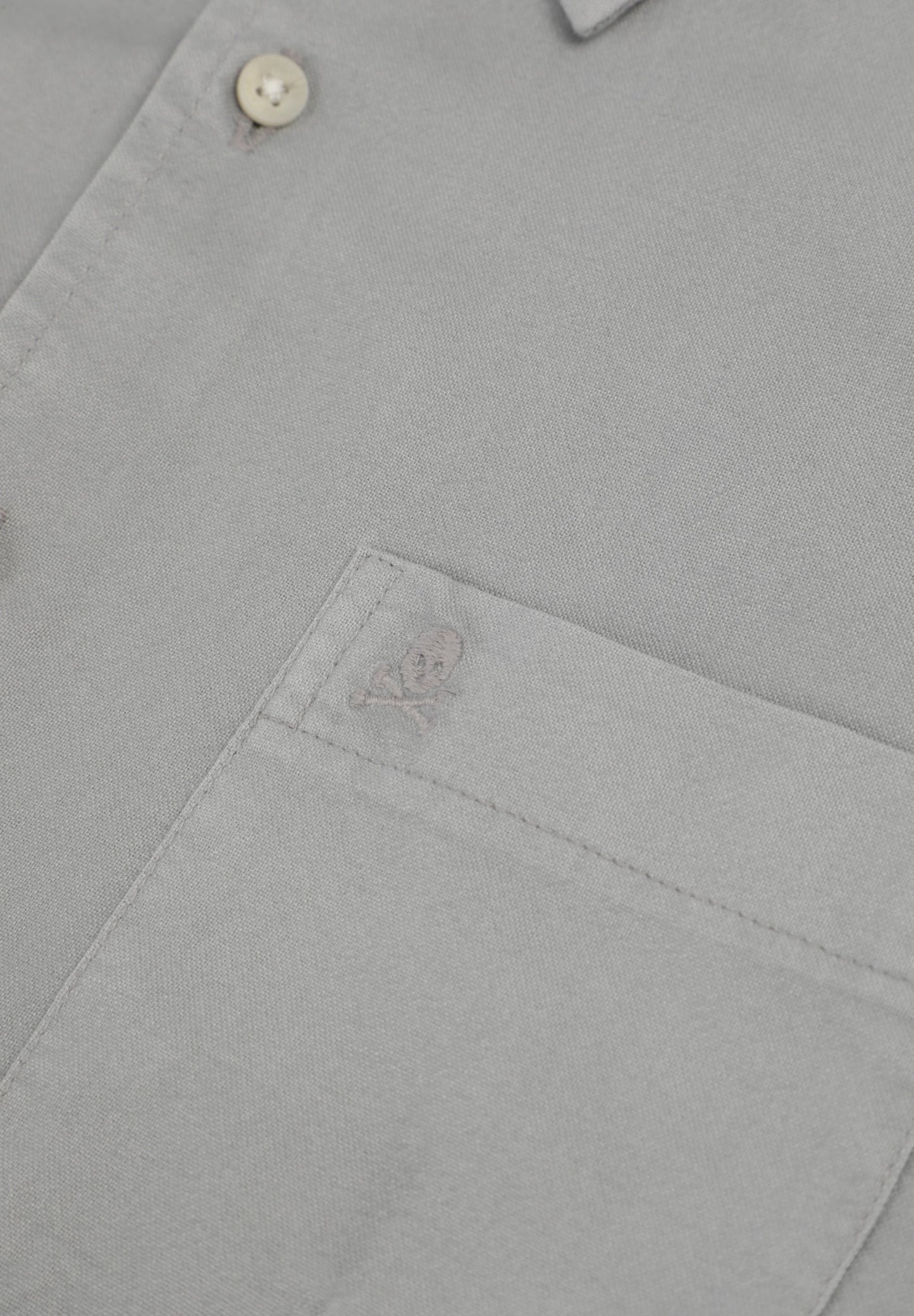 CAMISA OXFORD COM BORDADO NO TOM