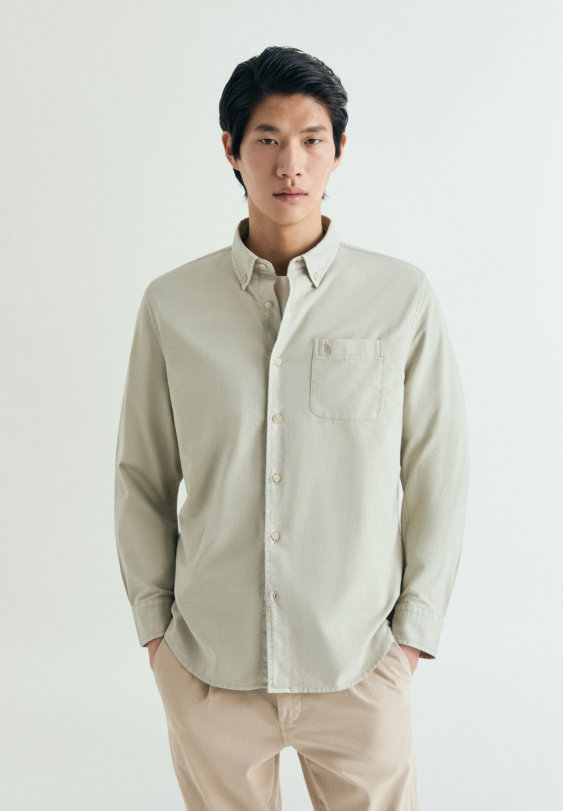 CAMISA OXFORD COM BORDADO NO TOM