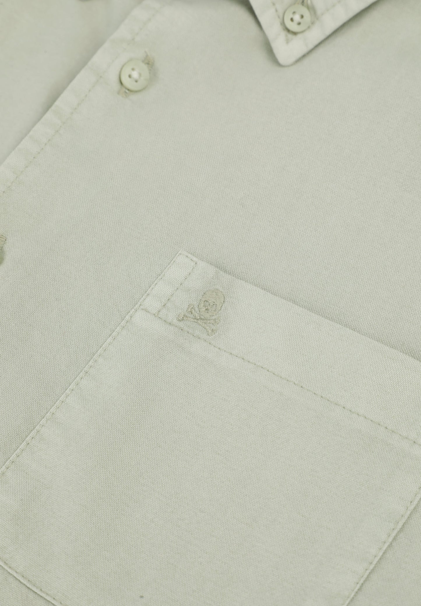 CAMISA OXFORD COM BORDADO NO TOM