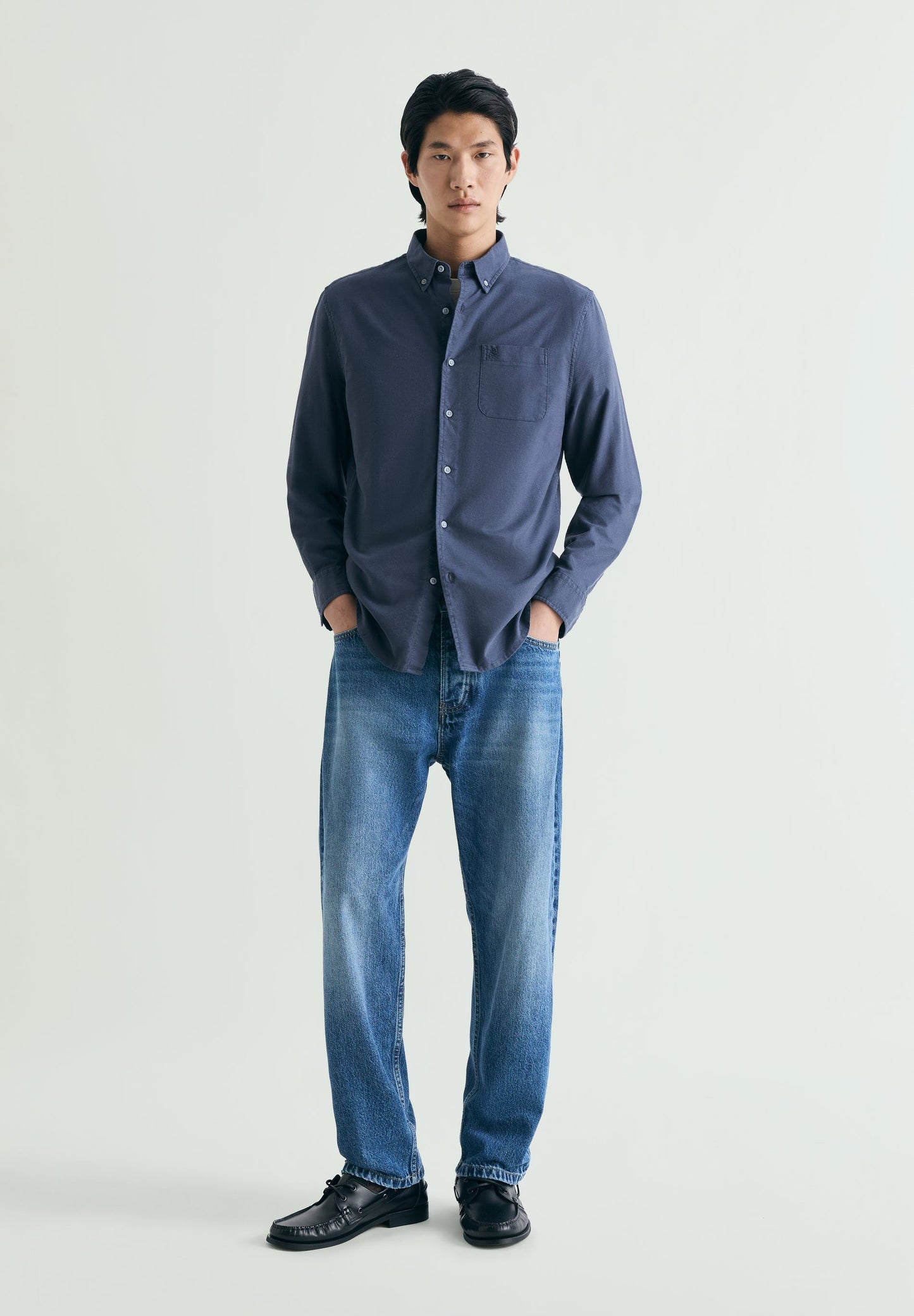 CAMISA OXFORD COM BORDADO NO TOM