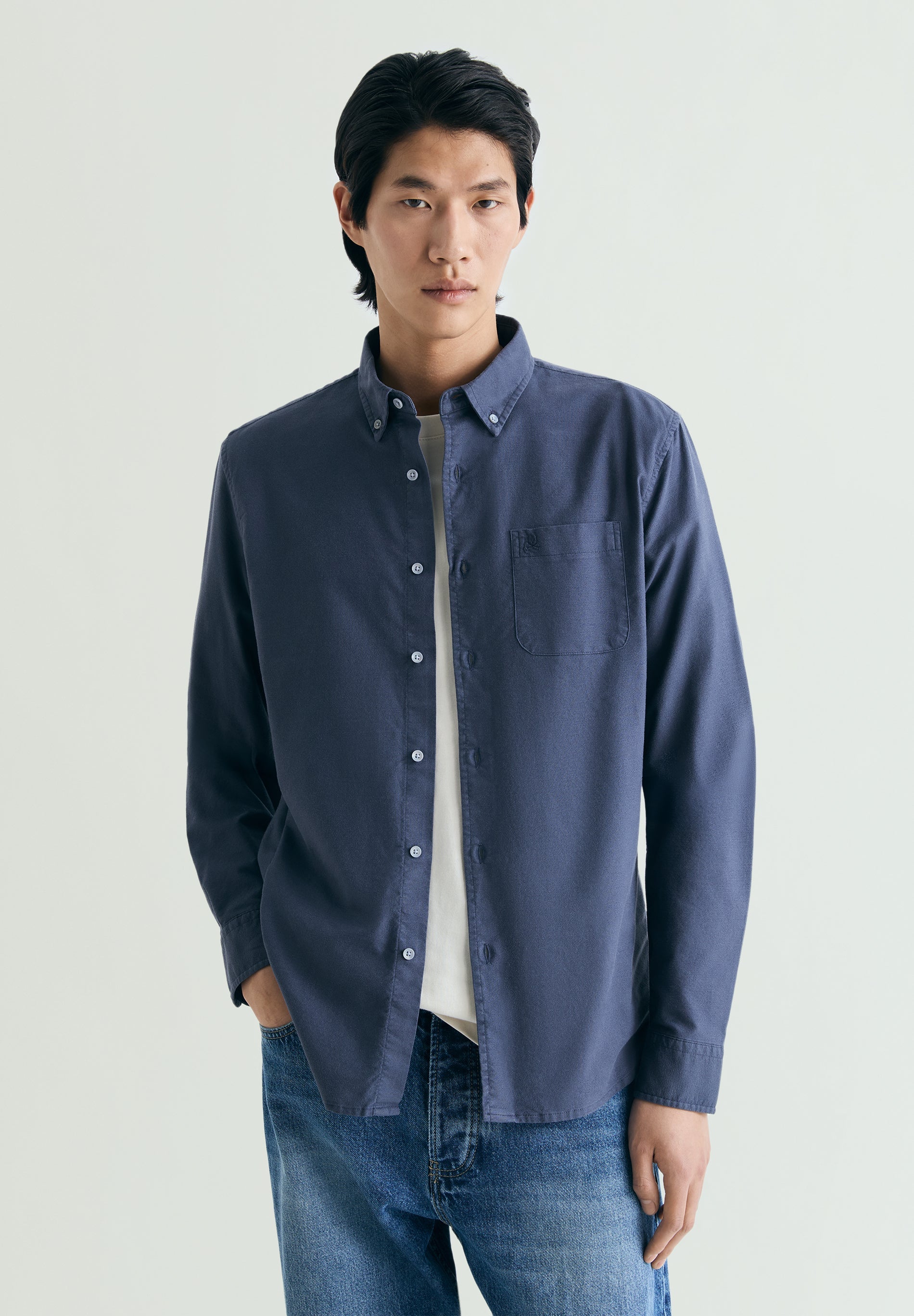 CAMISA OXFORD COM BORDADO NO TOM