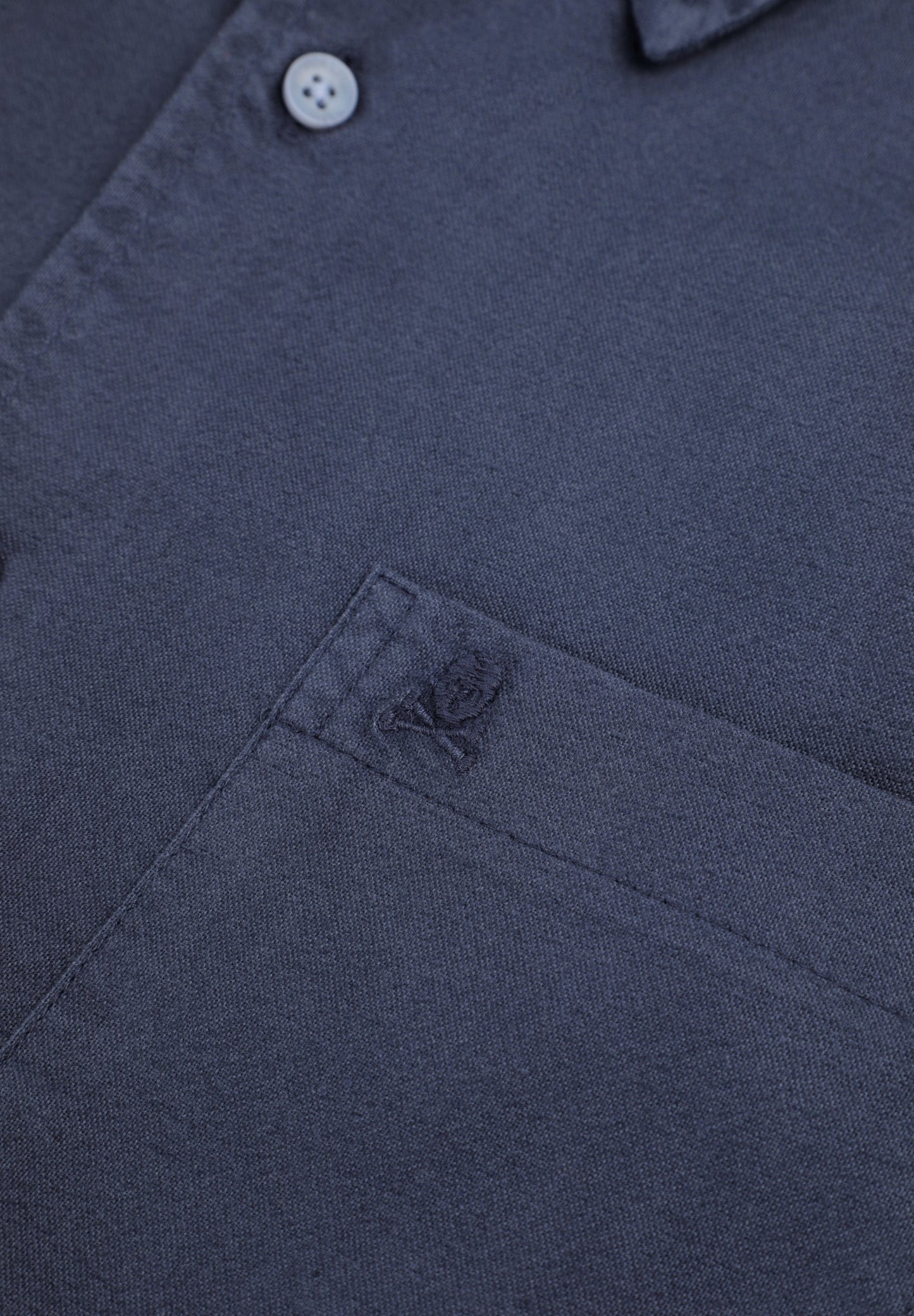 CAMISA OXFORD COM BORDADO NO TOM