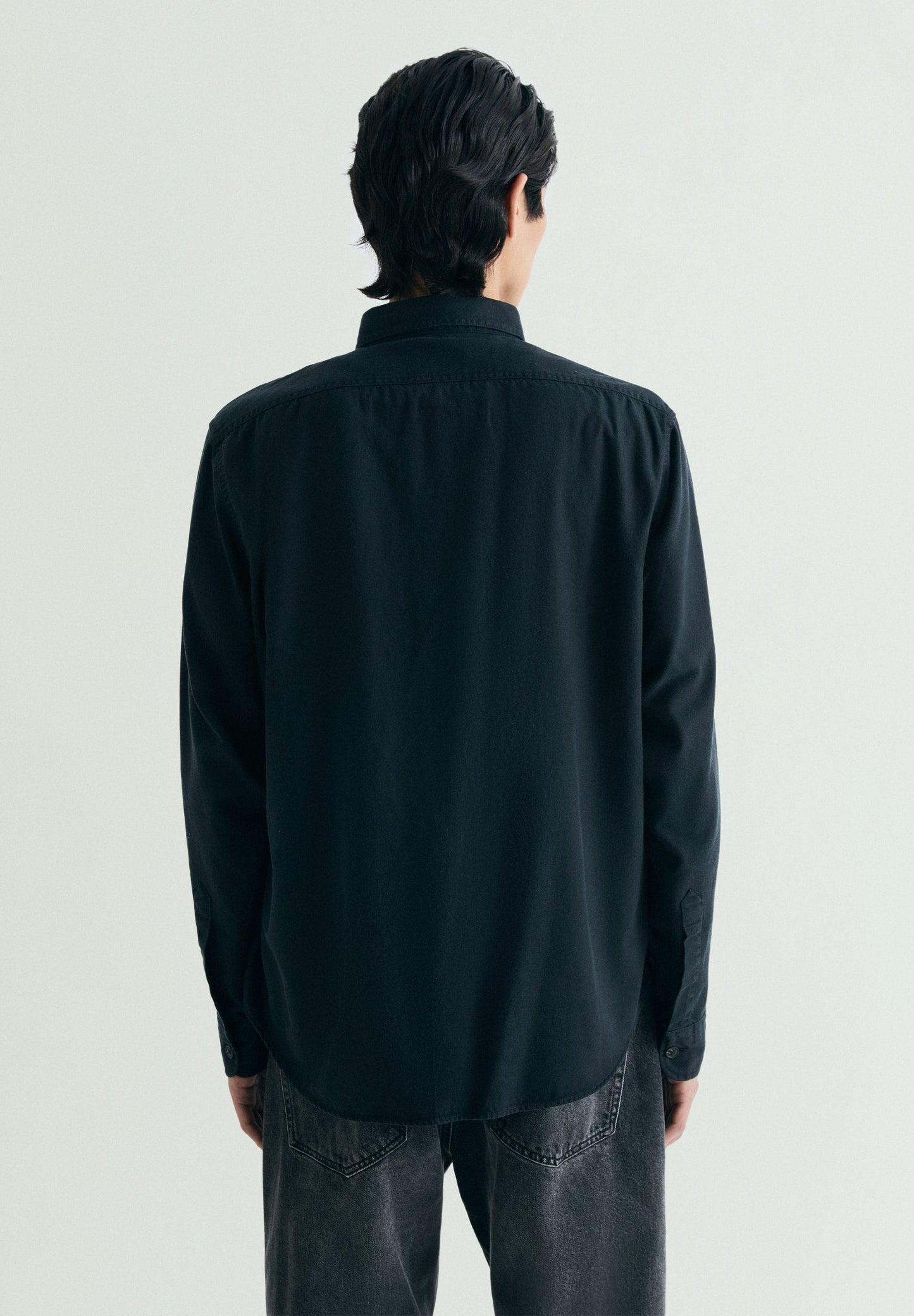 CAMISA COMPRIDA LISA COM BOLSOS