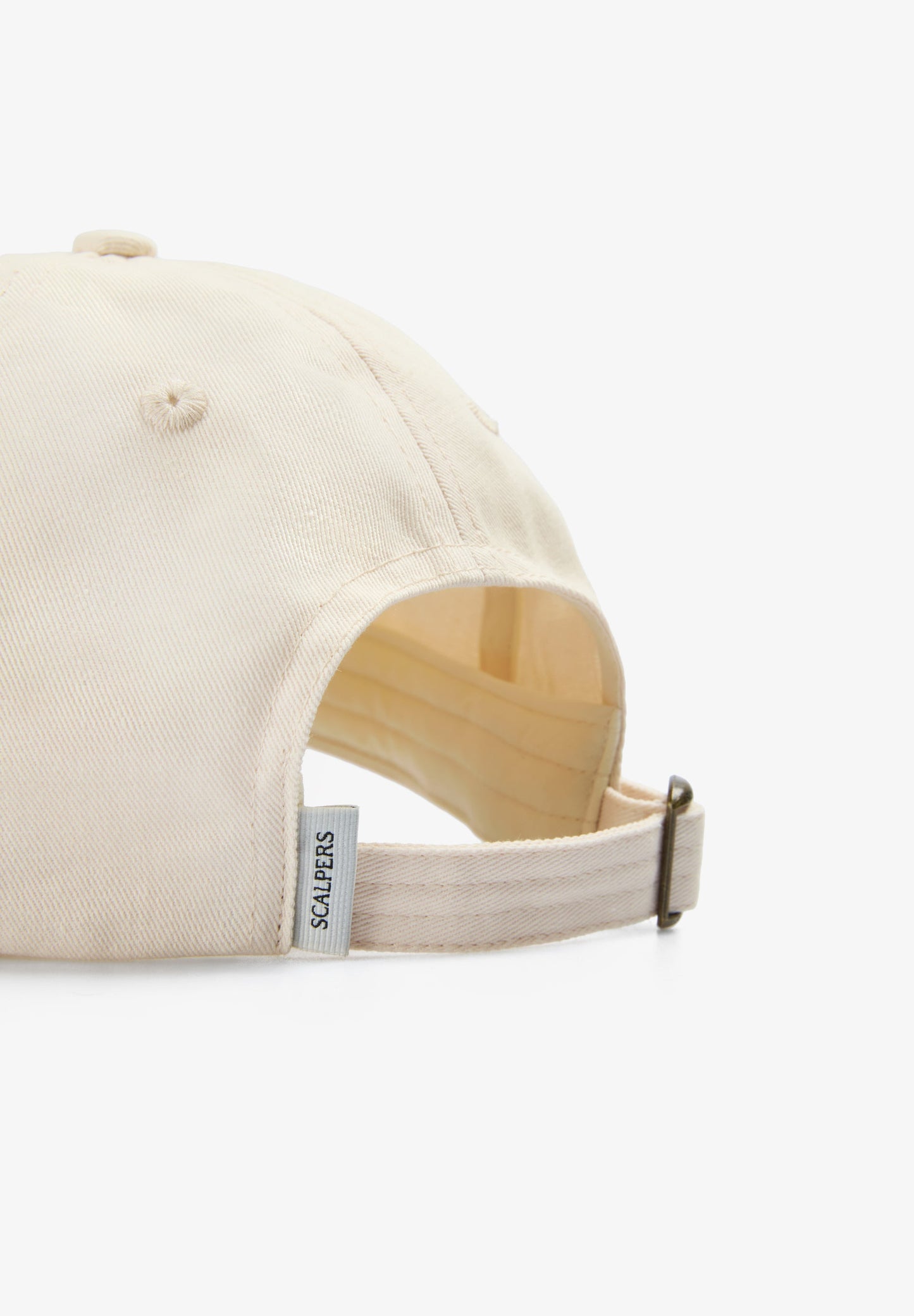 BONÉ COM REMENDO BORDADO