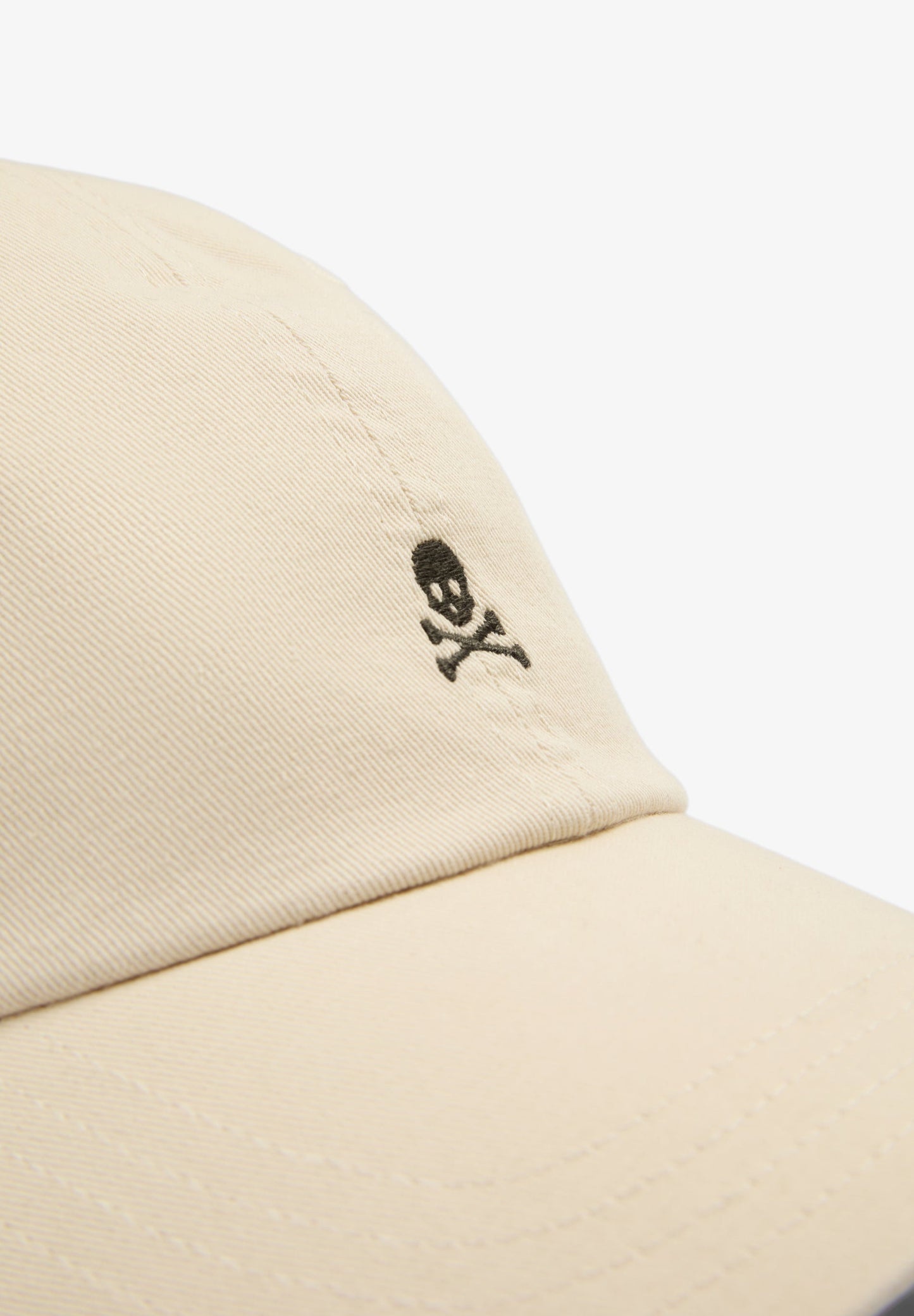 BONÉ COM SKULL BORDADA