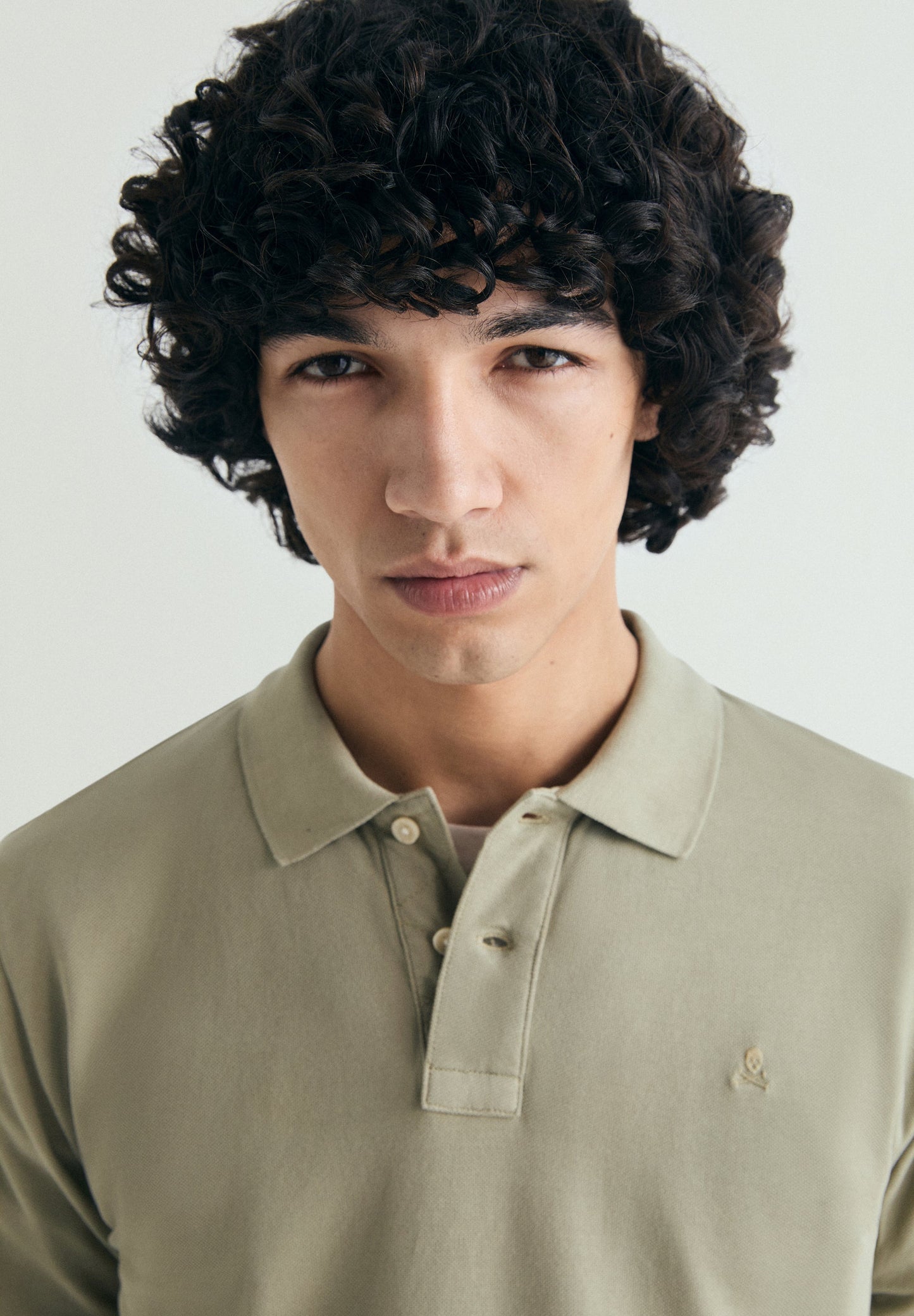 CAMISA POLO DE PIQUÉ COM BORDADO