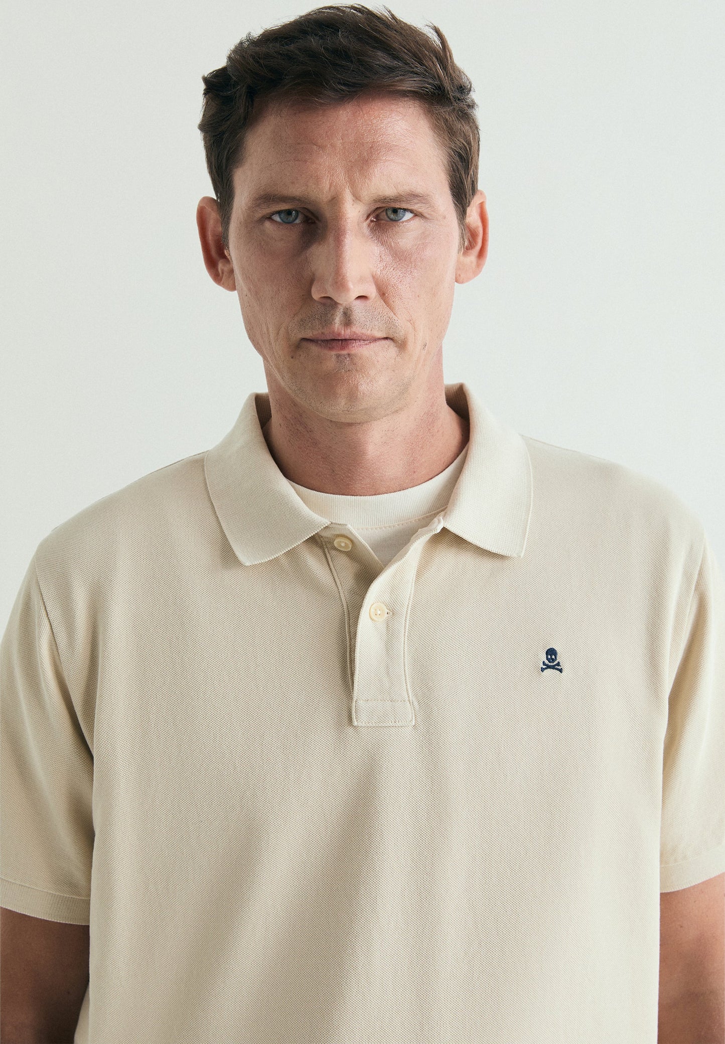 CAMISA POLO DE PIQUÉ BORDADO EM CONTRASTE