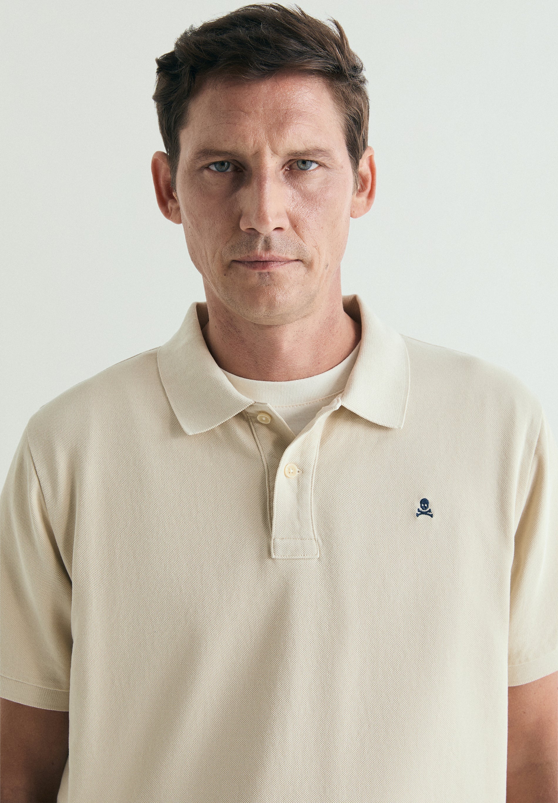 CAMISA POLO DE PIQUÉ BORDADO EM CONTRASTE