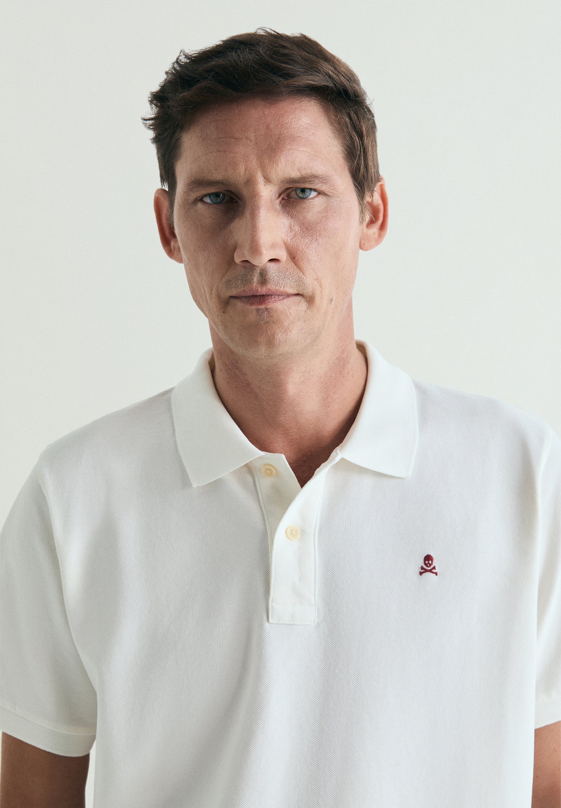CAMISA POLO DE PIQUÉ BORDADO EM CONTRASTE