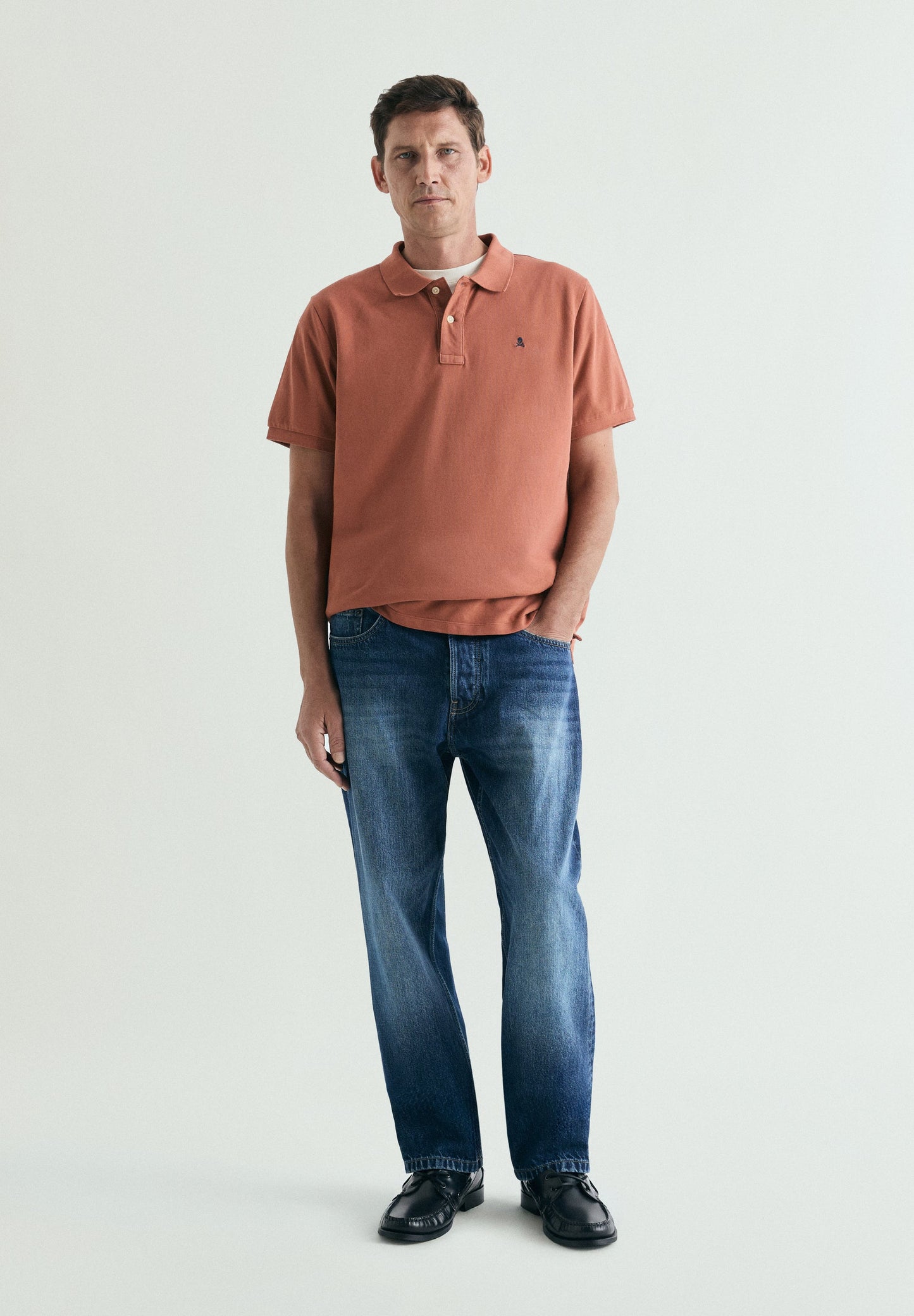 CAMISA POLO DE PIQUÉ BORDADO EM CONTRASTE