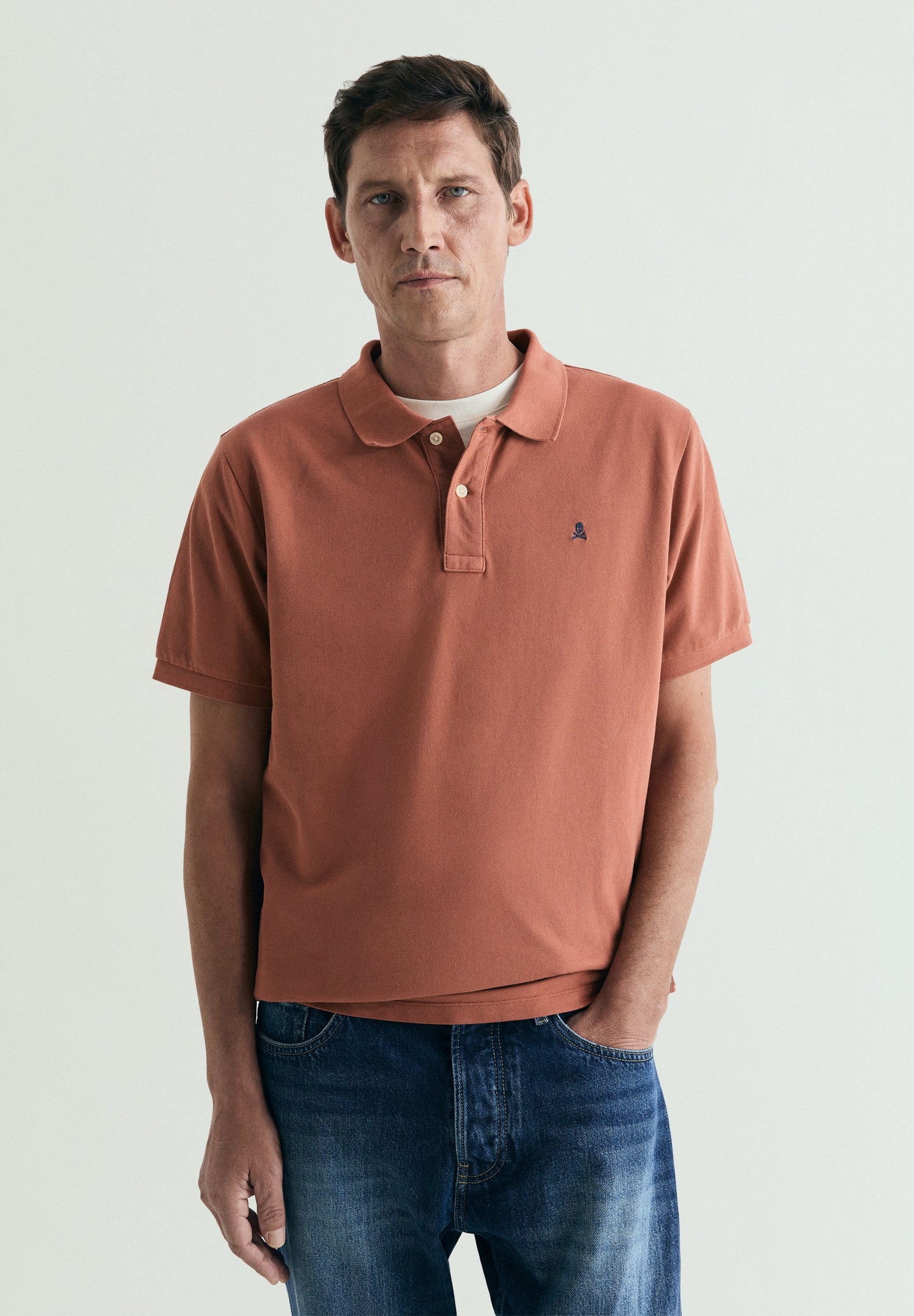 CAMISA POLO DE PIQUÉ BORDADO EM CONTRASTE