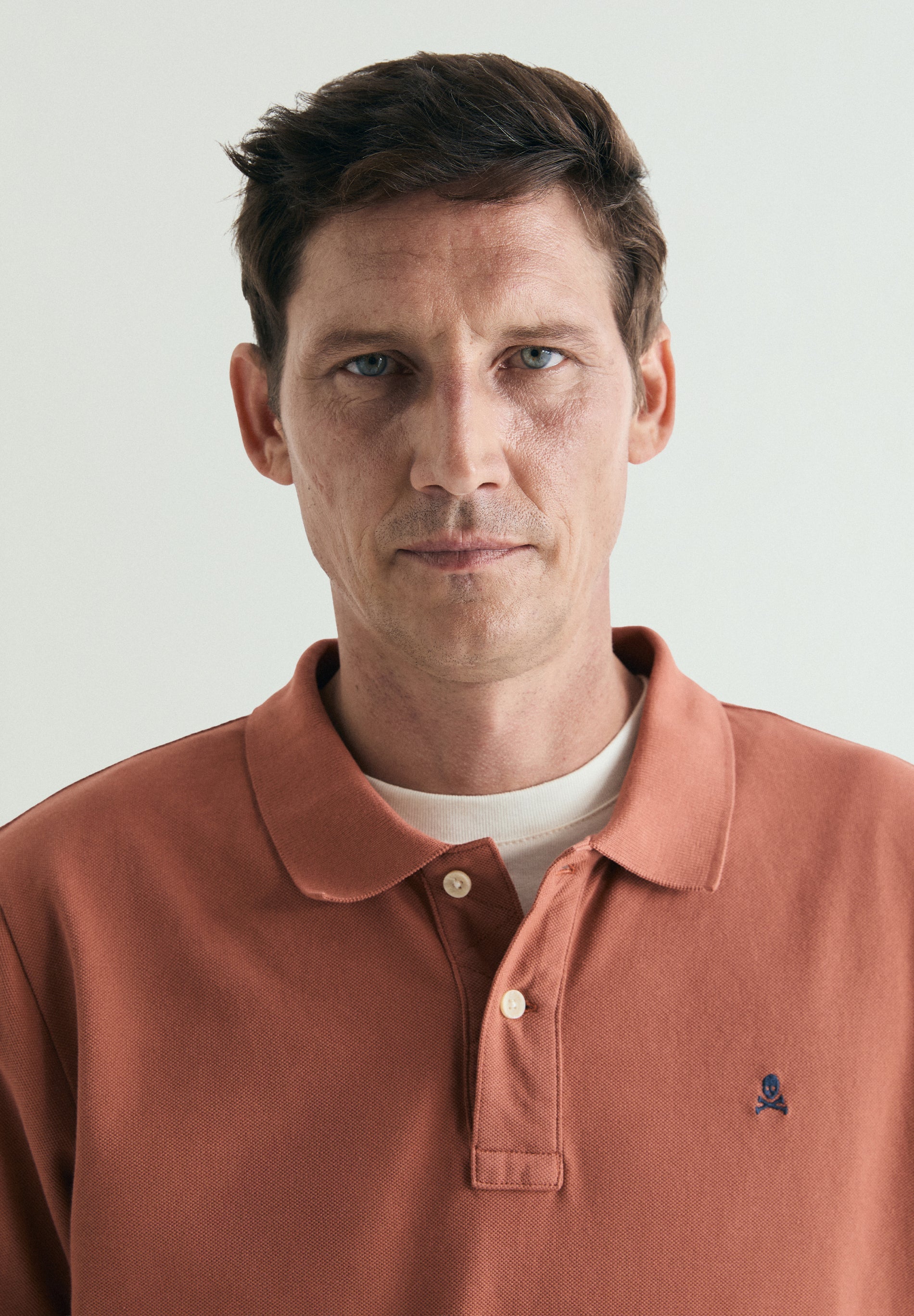CAMISA POLO DE PIQUÉ BORDADO EM CONTRASTE