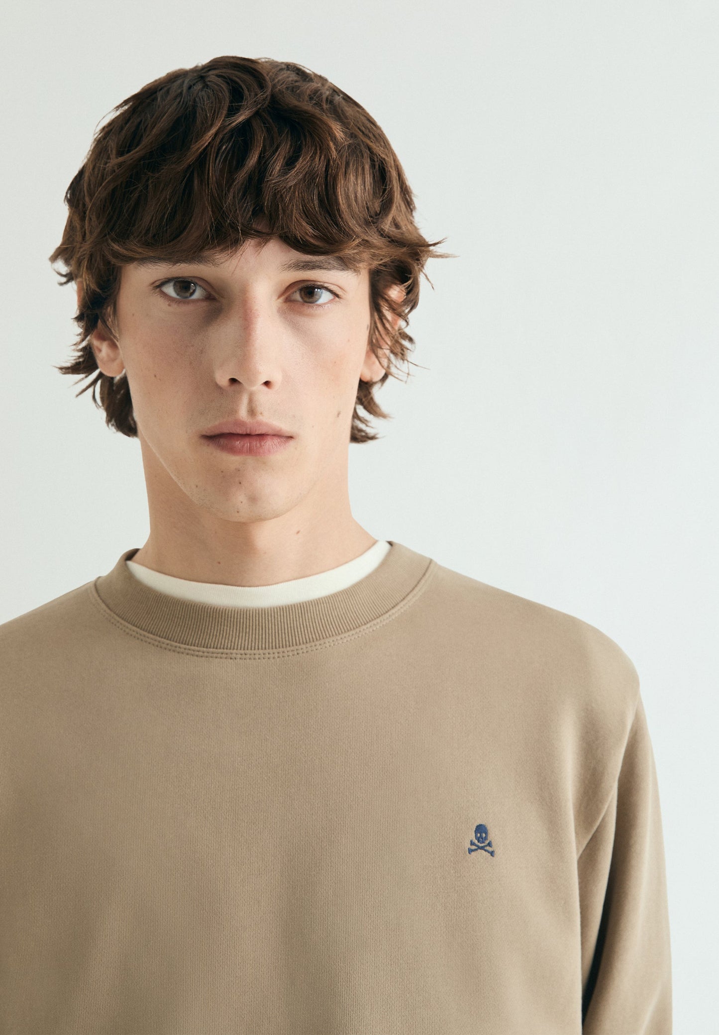 SWEATSHIRT BORDADA EM CONTRASTE