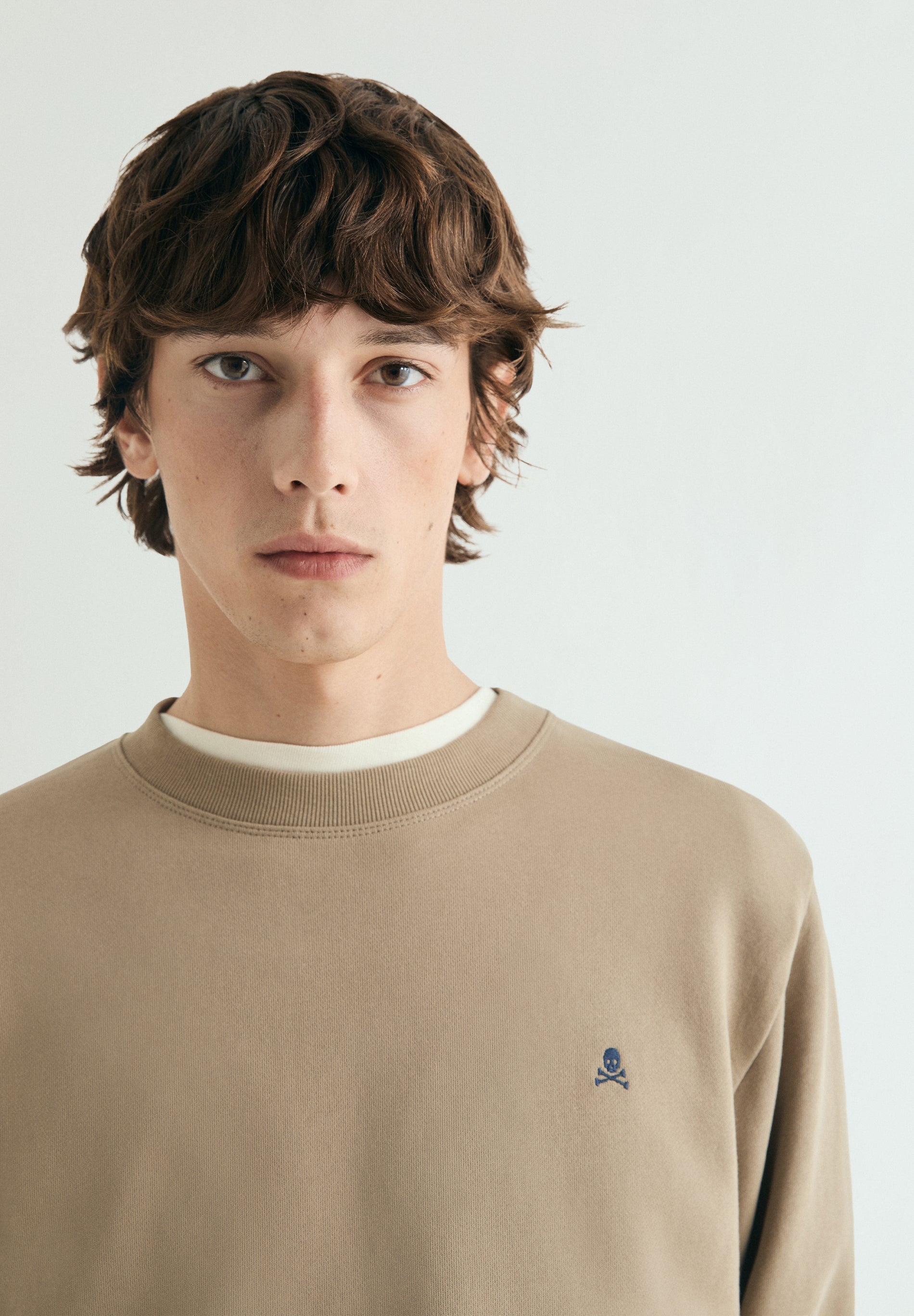 SWEATSHIRT BORDADA EM CONTRASTE