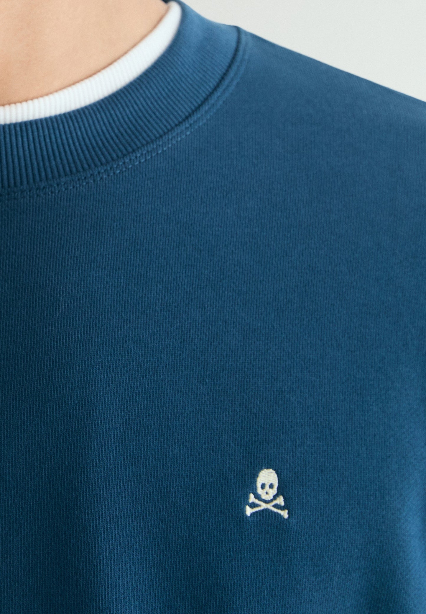 SWEATSHIRT BORDADA EM CONTRASTE