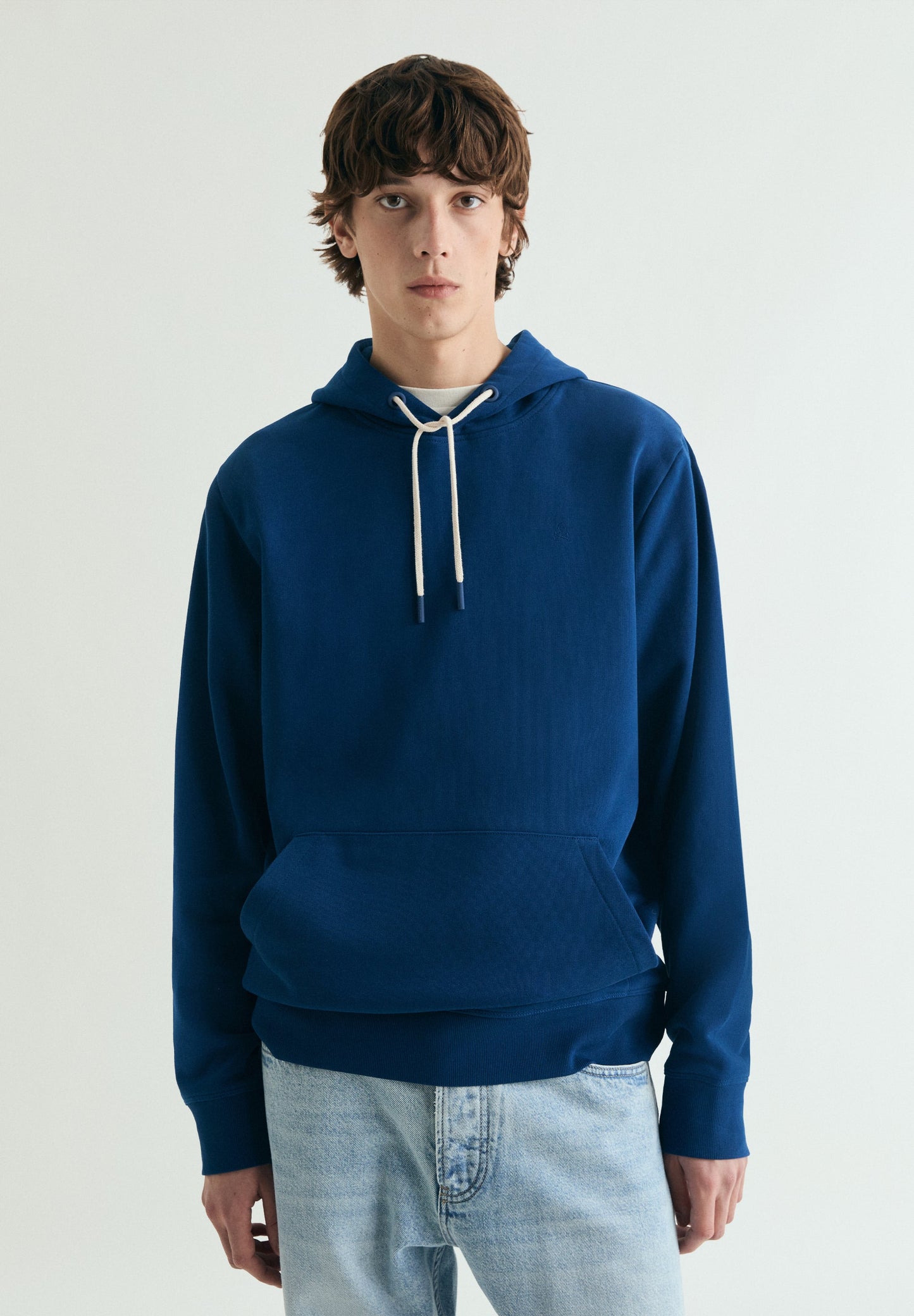 SWEATSHIRT BORDADA COM CAPUZ