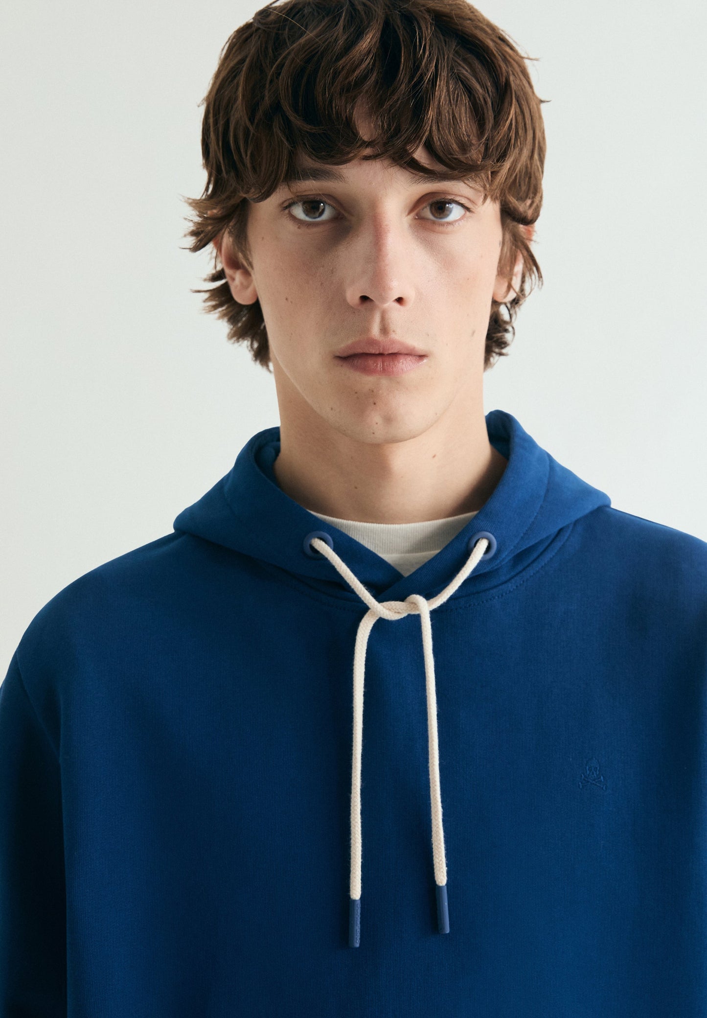 SWEATSHIRT BORDADA COM CAPUZ