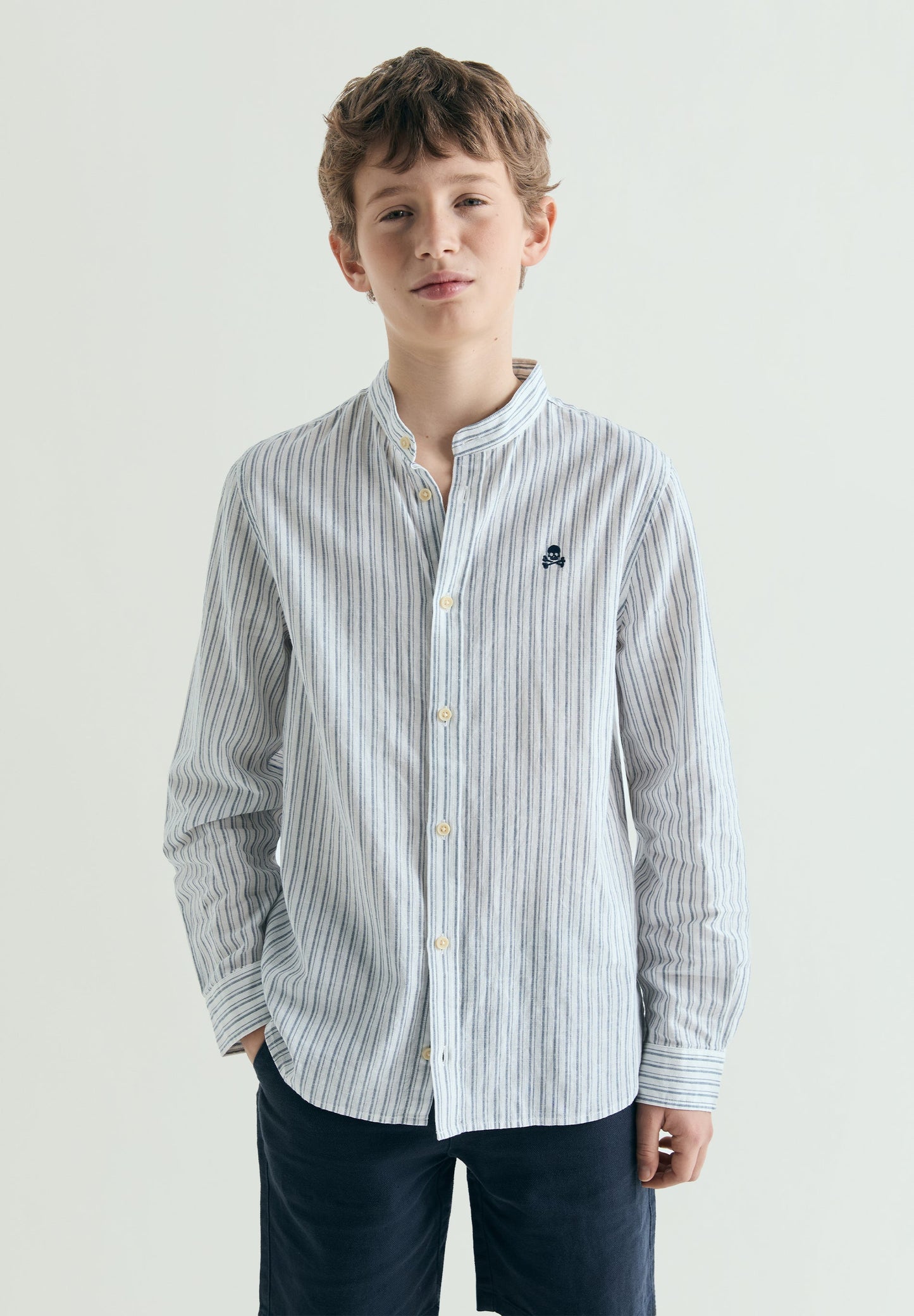 CAMISA ÀS RISCAS COM GOLA MAO
