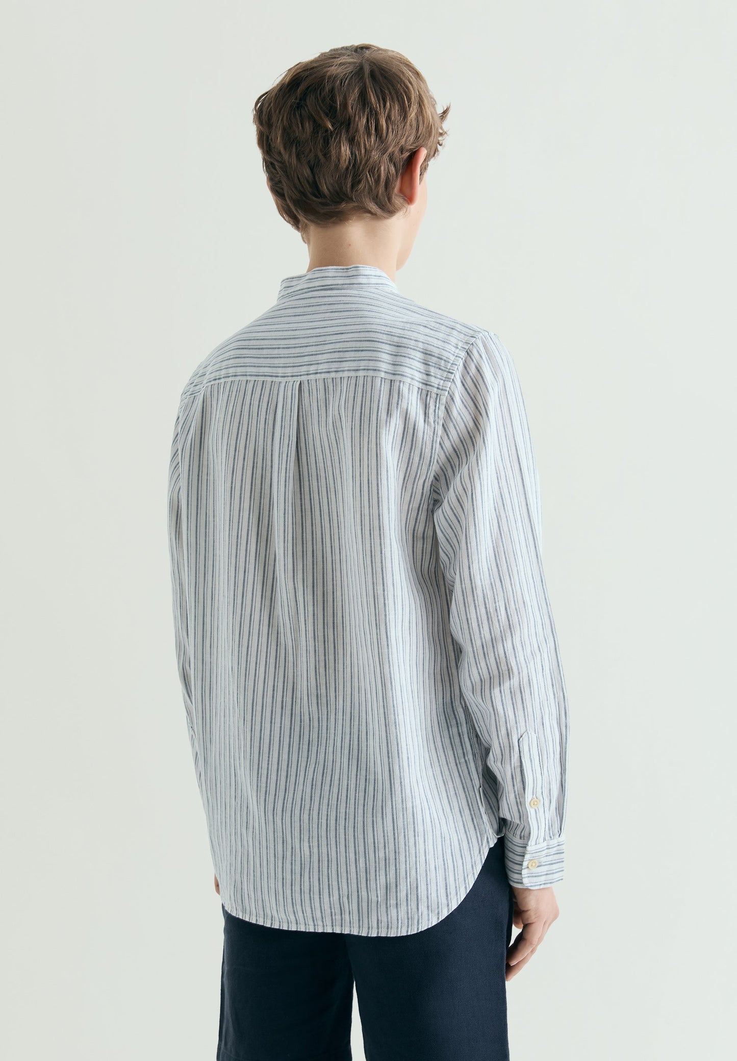 CAMISA ÀS RISCAS COM GOLA MAO