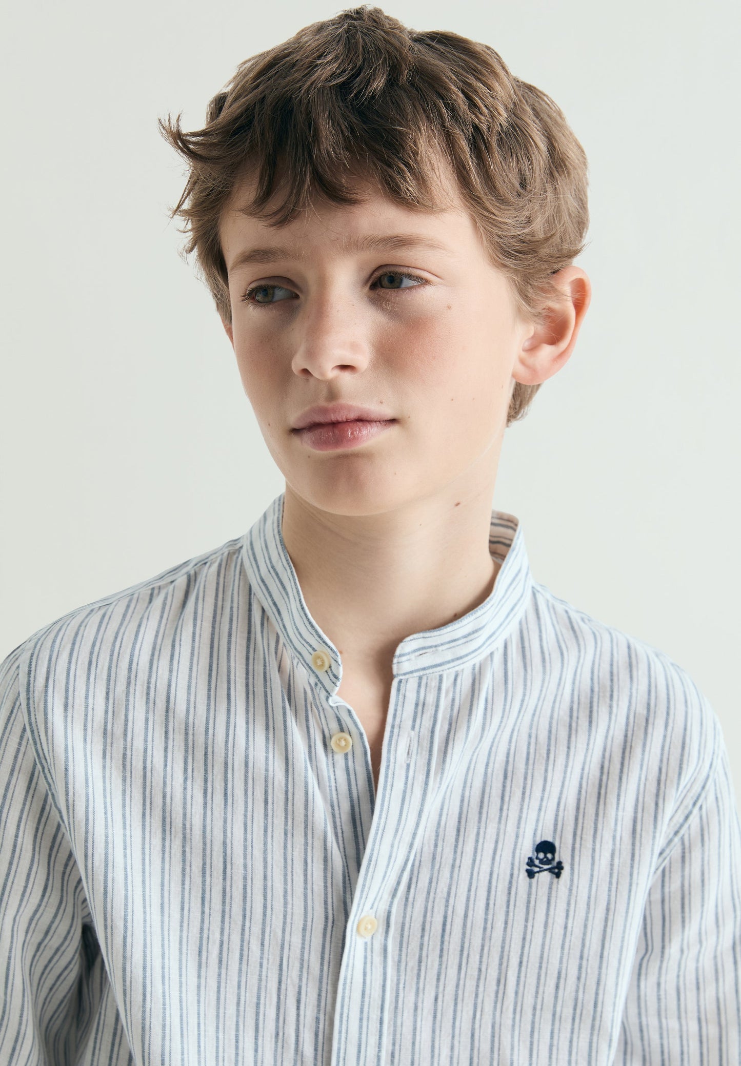 CAMISA ÀS RISCAS COM GOLA MAO