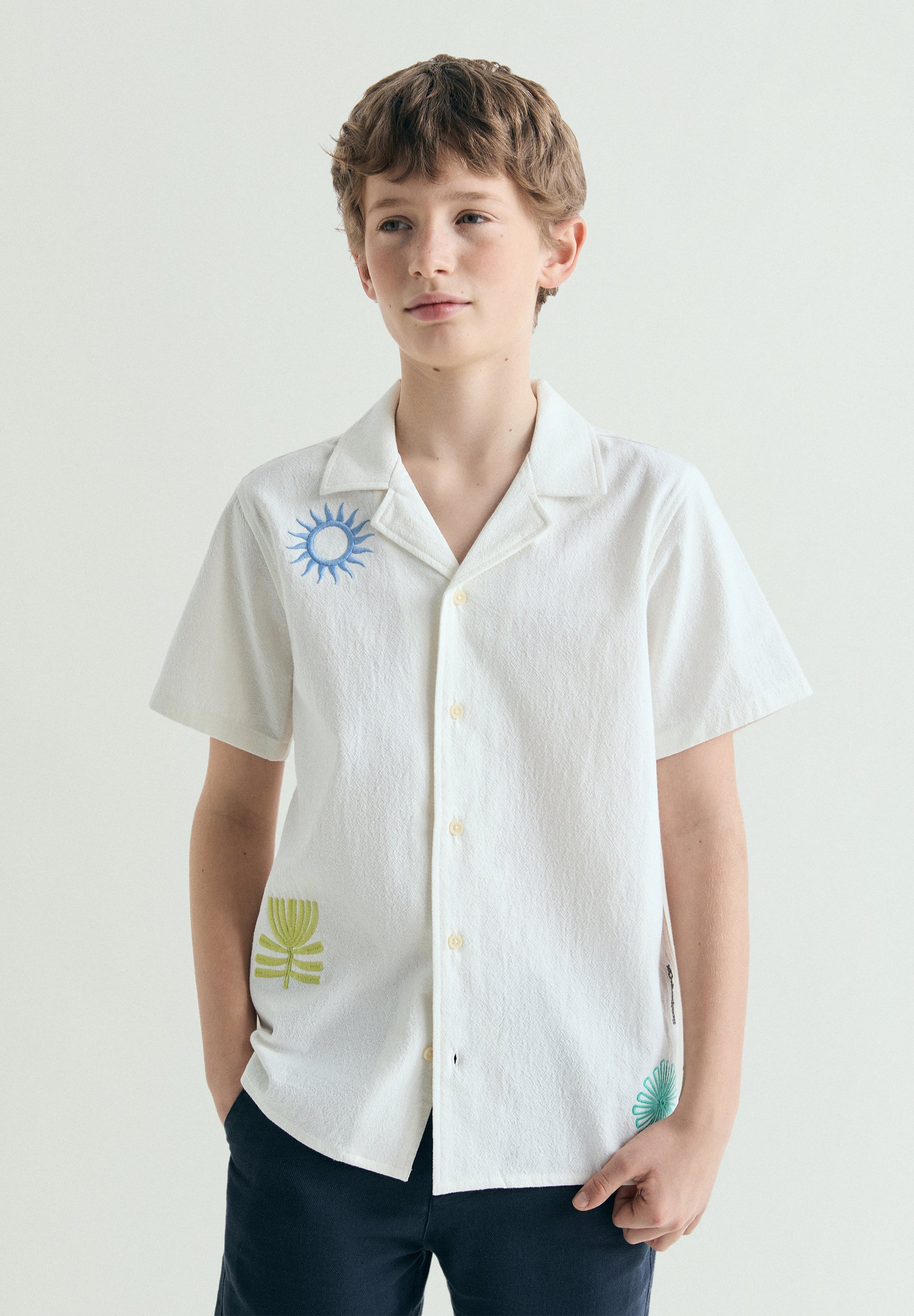 CAMISA DE MANGA CURTA COM BORDADOS