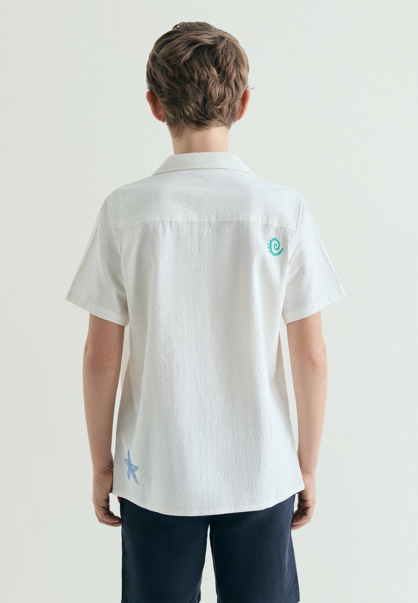 CAMISA DE MANGA CURTA COM BORDADOS