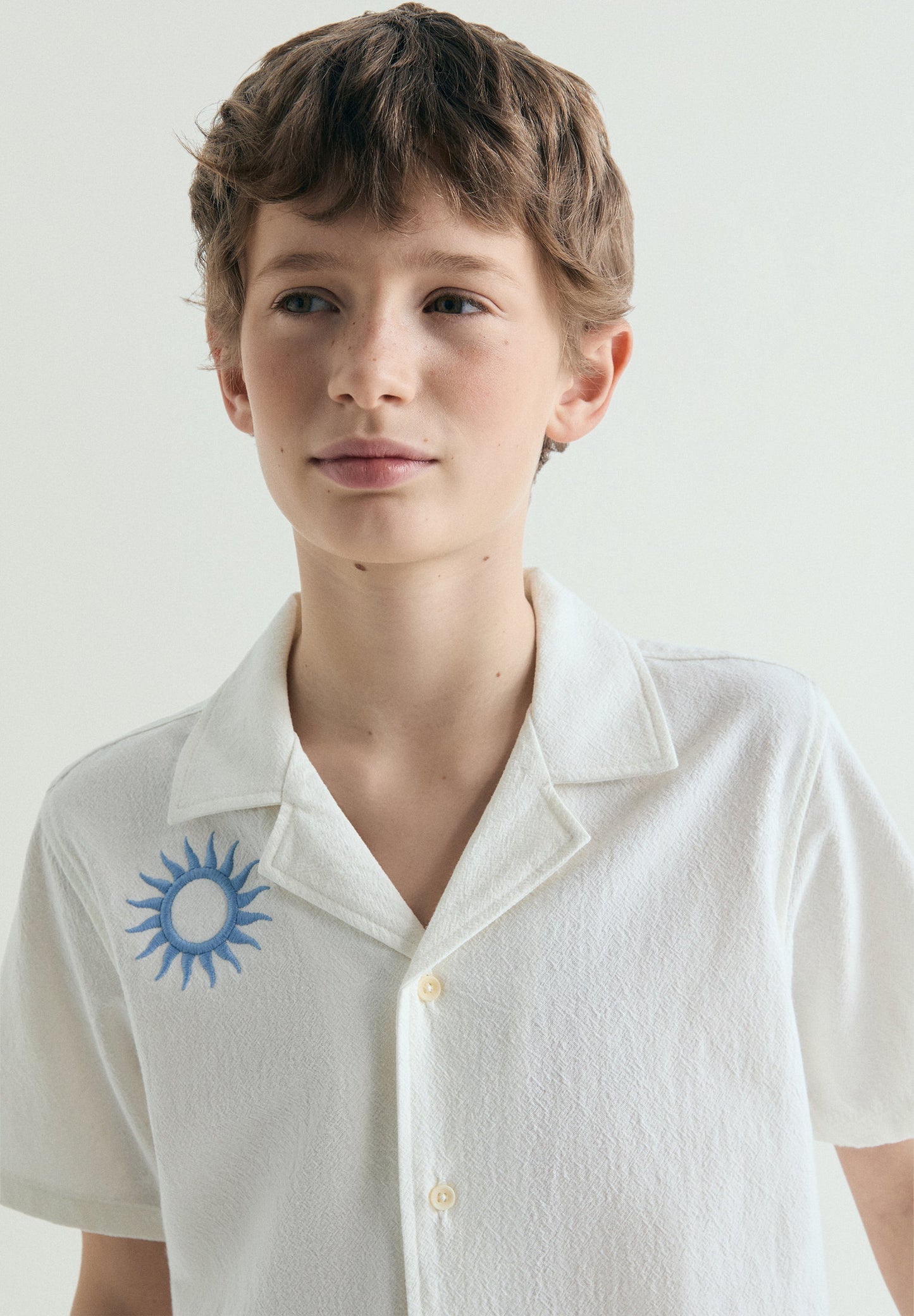 CAMISA DE MANGA CURTA COM BORDADOS