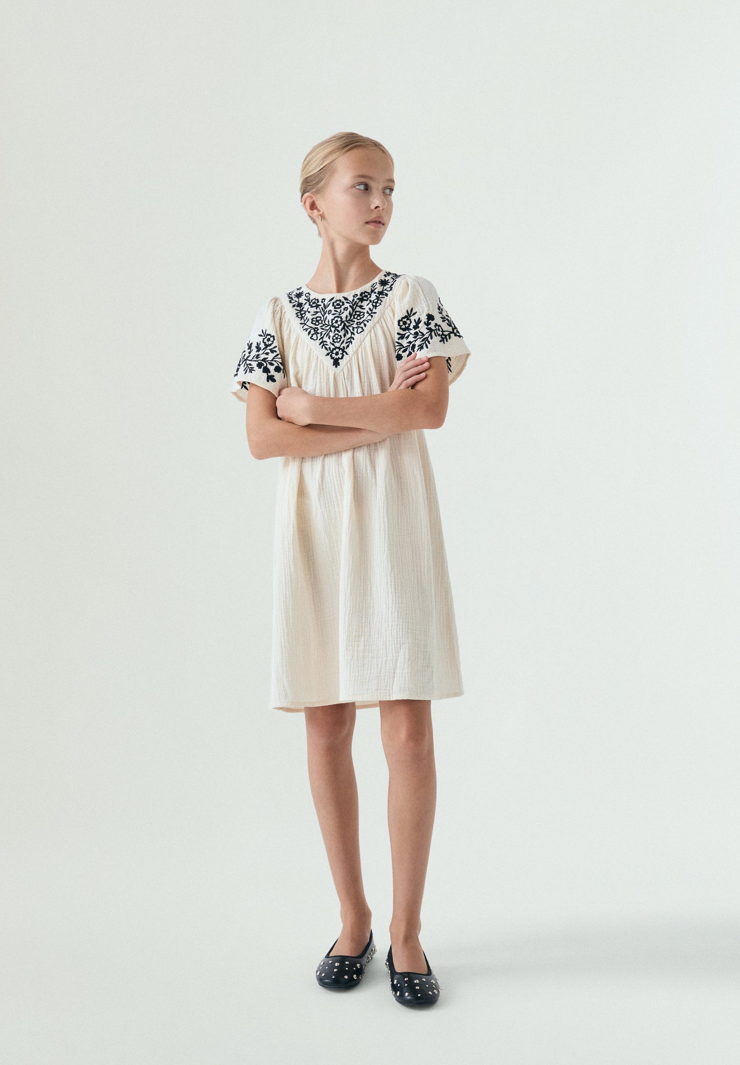 VESTIDO BORDADO EM CONTRASTE