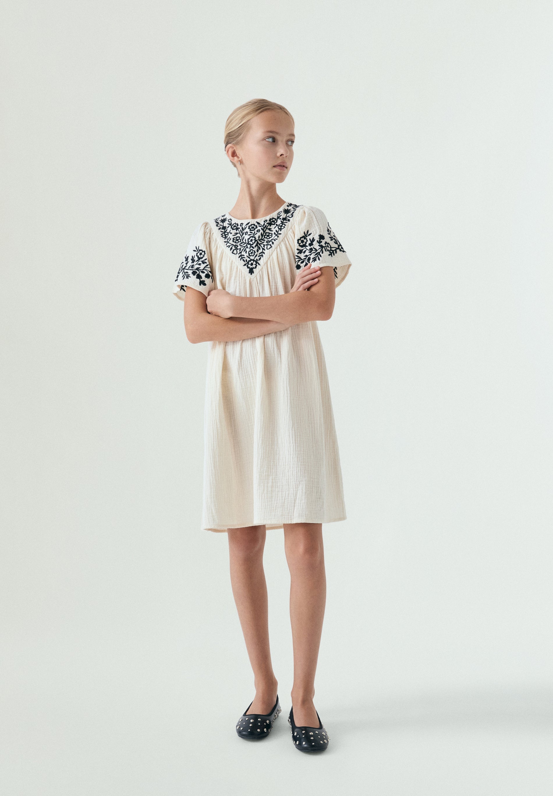 VESTIDO BORDADO EM CONTRASTE